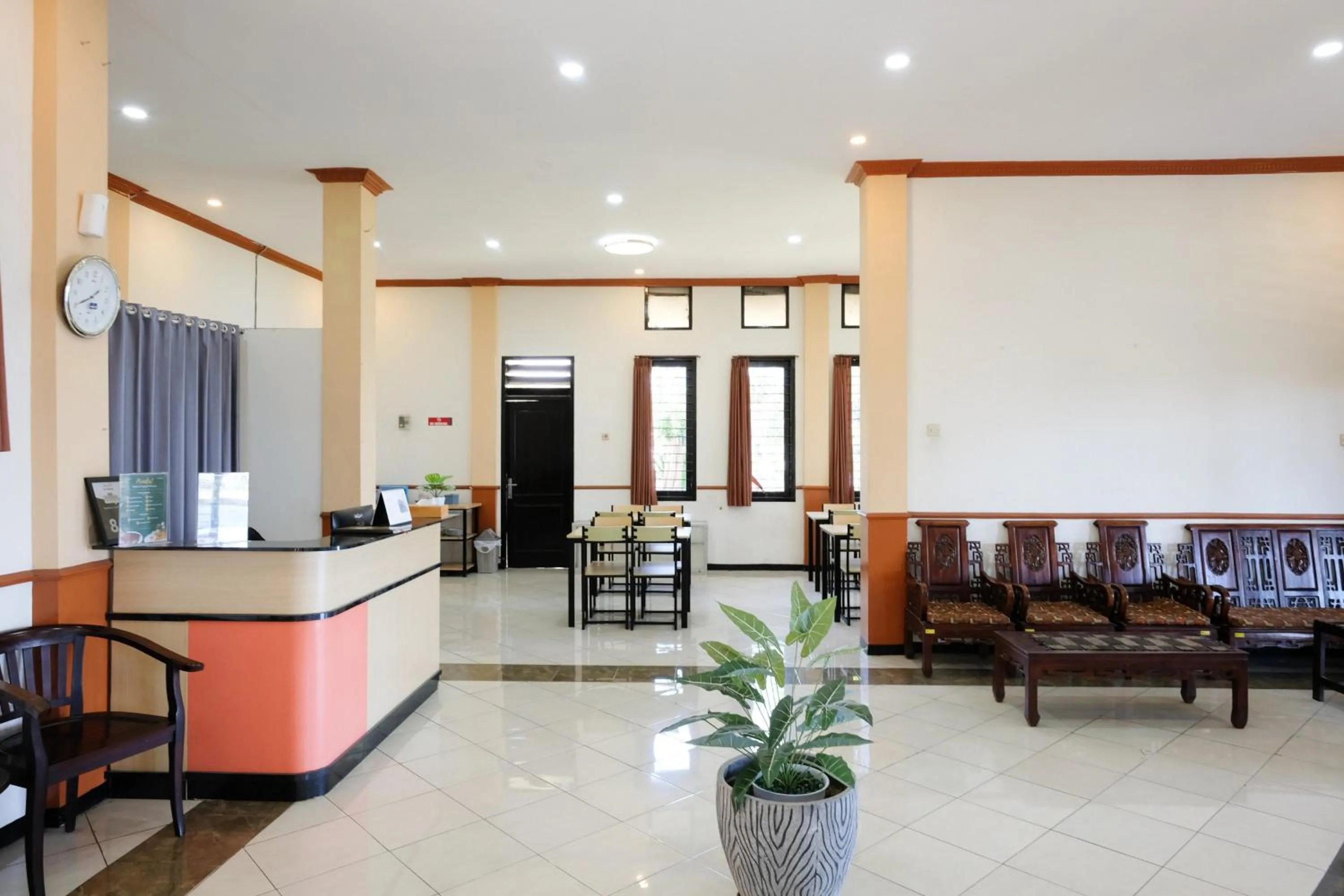 Lobby or reception in RedDoorz at Jestro Guest House Batu