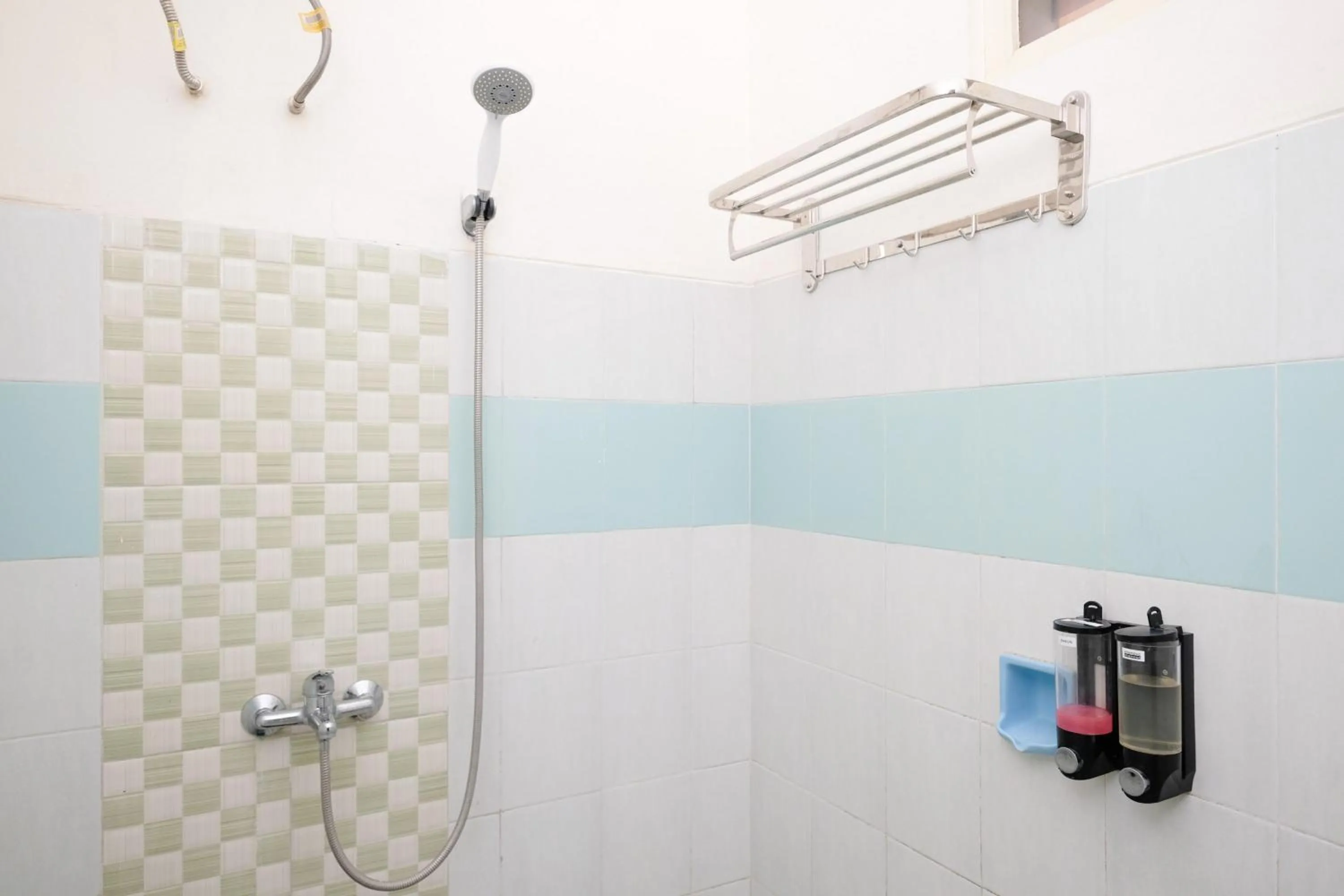 Bathroom in RedDoorz at Jestro Guest House Batu