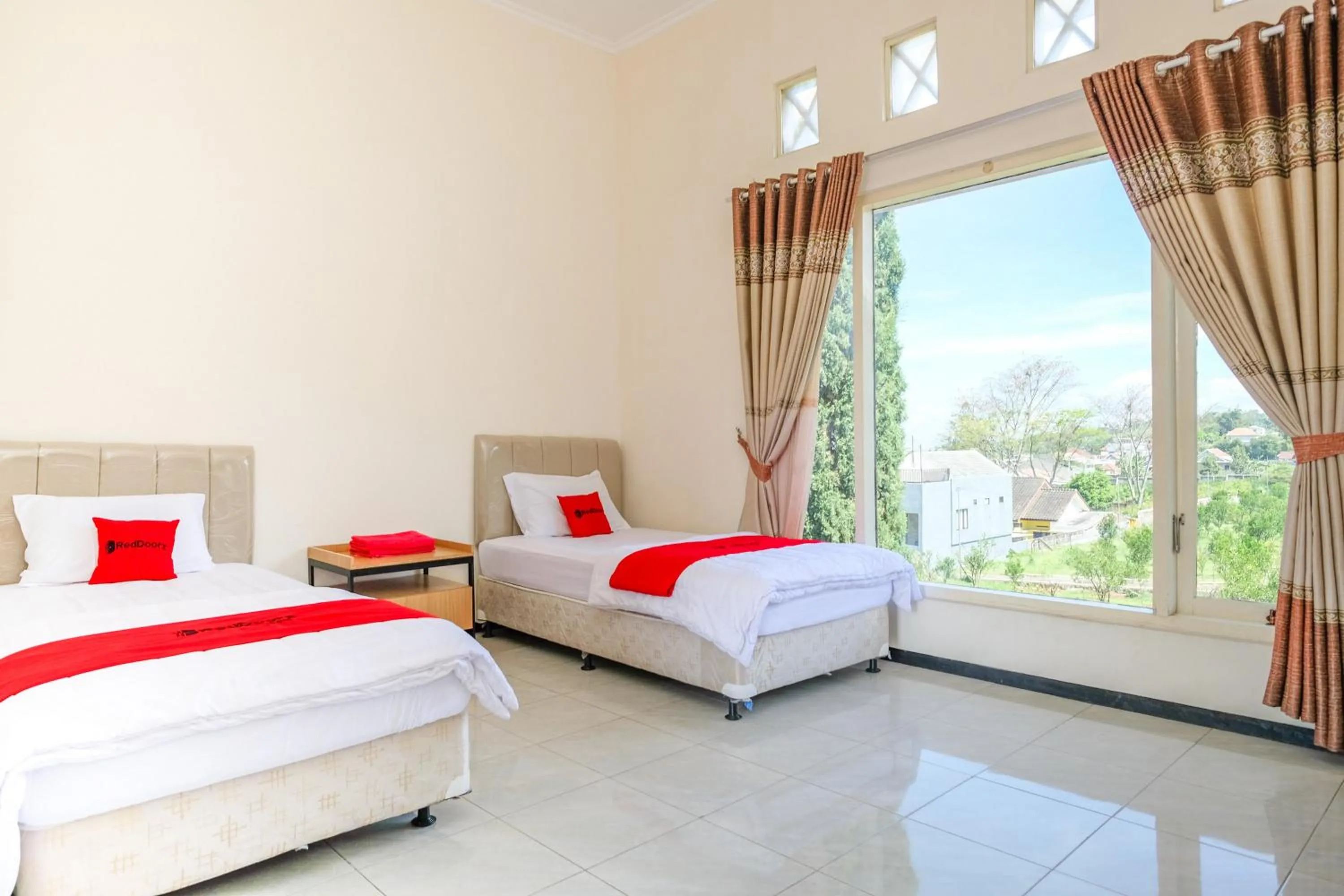 Bedroom, Bed in RedDoorz at Jestro Guest House Batu