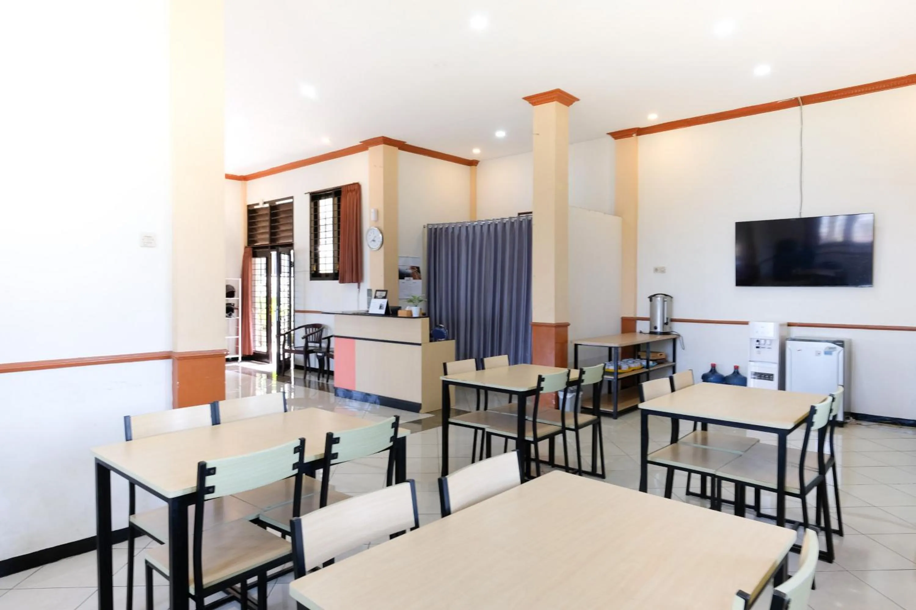 Restaurant/places to eat in RedDoorz at Jestro Guest House Batu