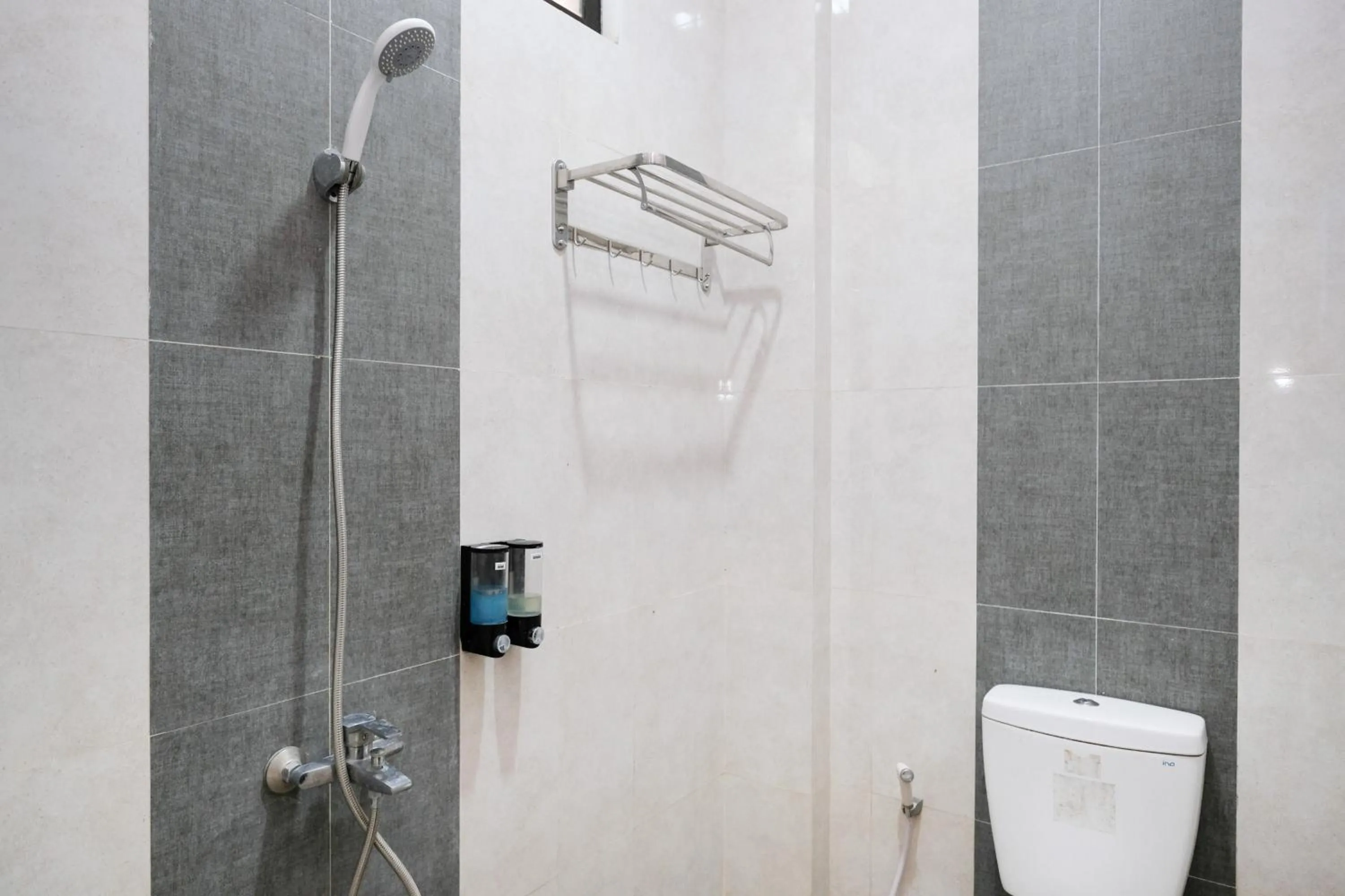 Bathroom in RedDoorz at Jestro Guest House Batu