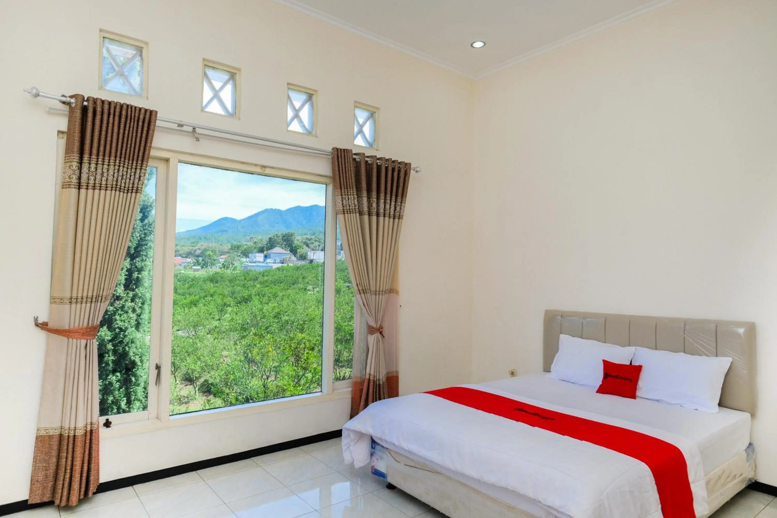 Bedroom, Bed in RedDoorz at Jestro Guest House Batu