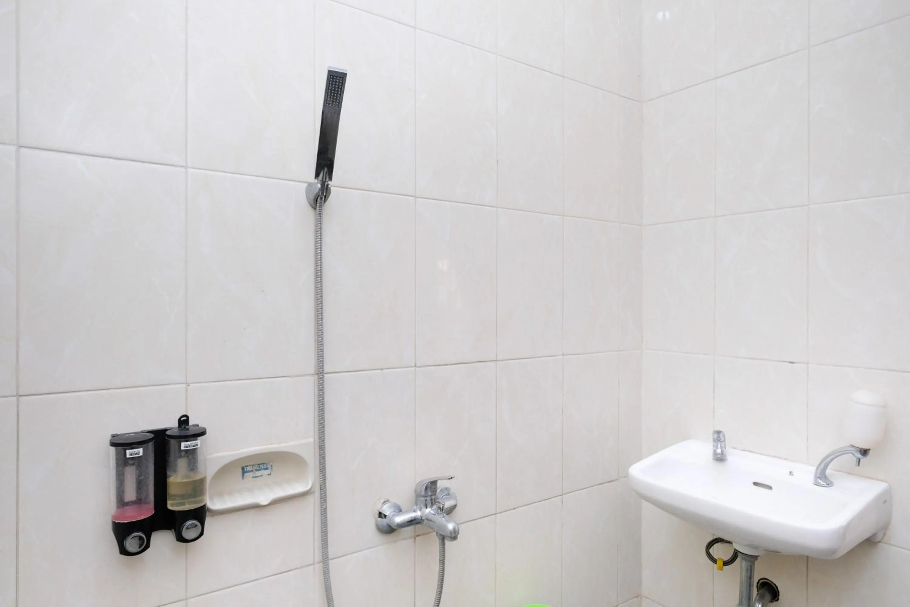 Bathroom in RedDoorz at Jestro Guest House Batu