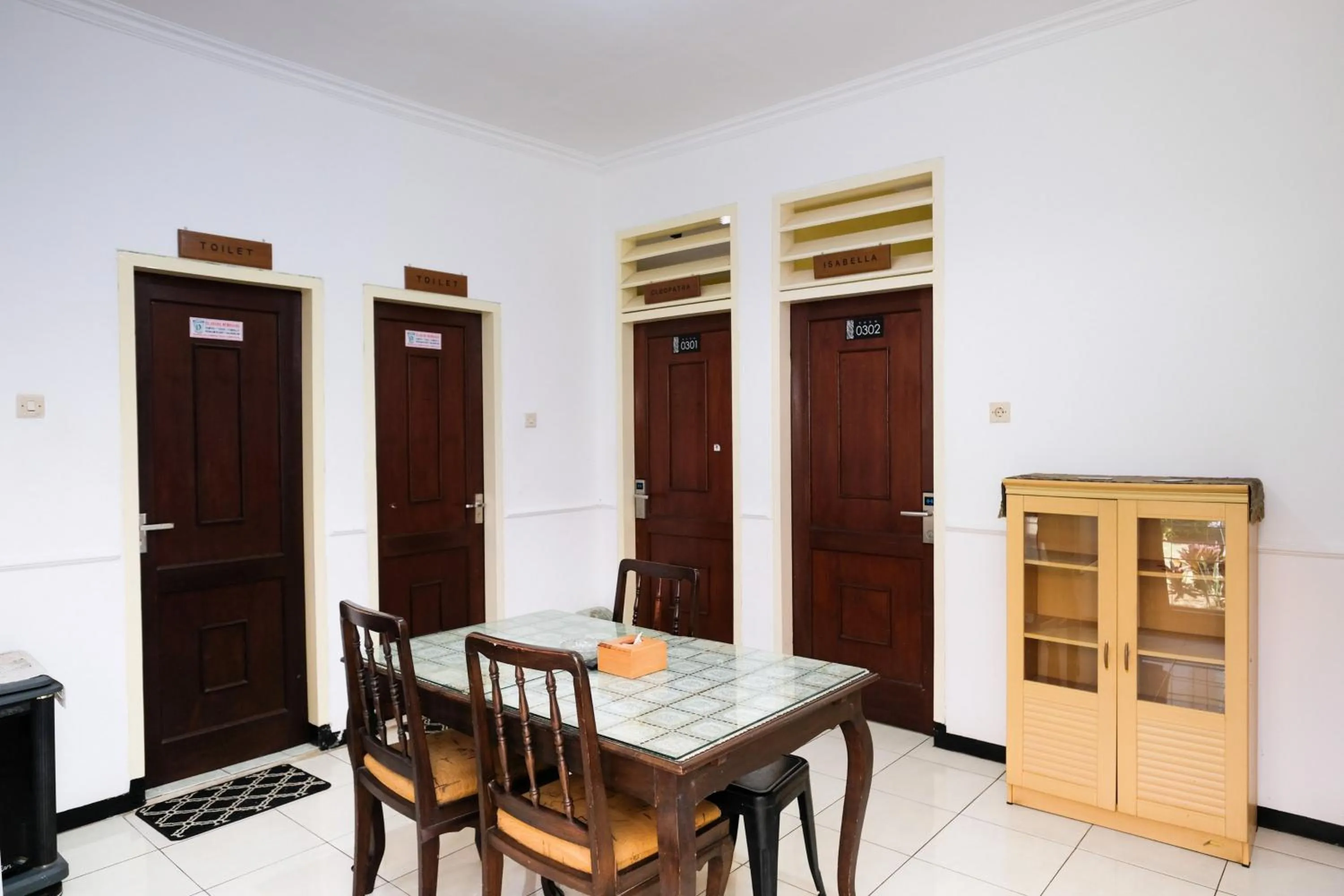 Seating area in RedDoorz at Jestro Guest House Batu