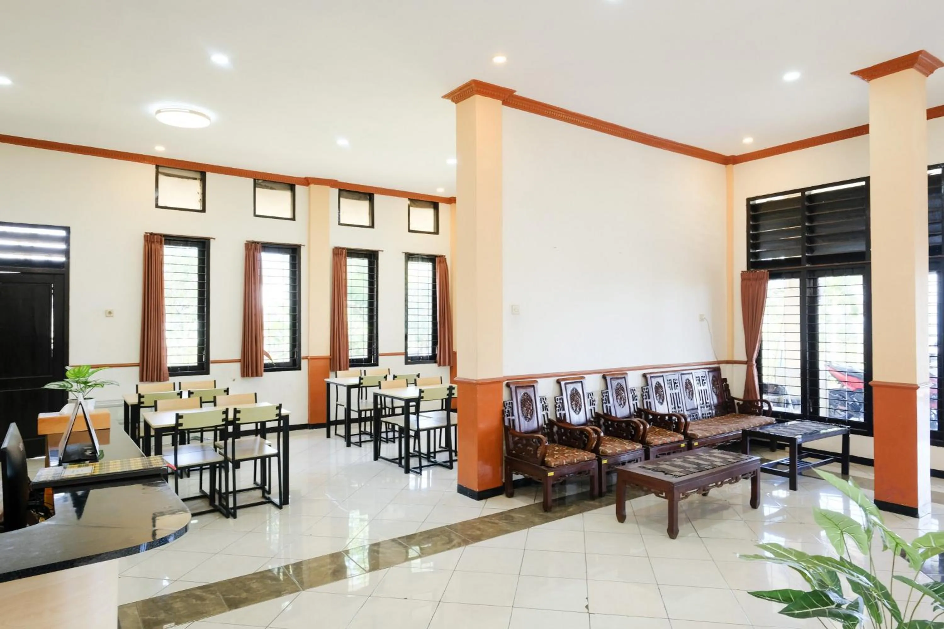 Seating area in RedDoorz at Jestro Guest House Batu
