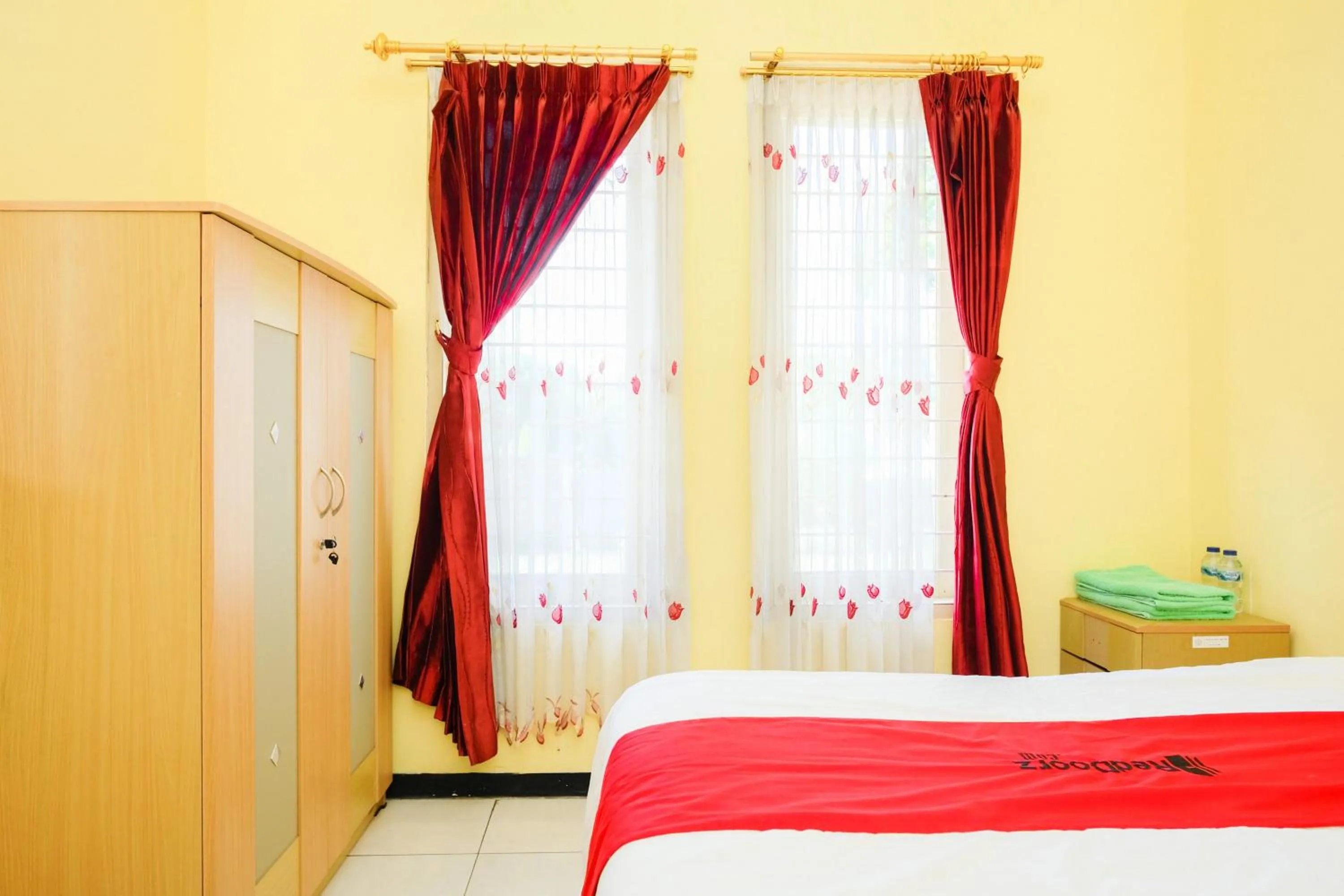 Bedroom, Bed in RedDoorz at Jestro Guest House Batu