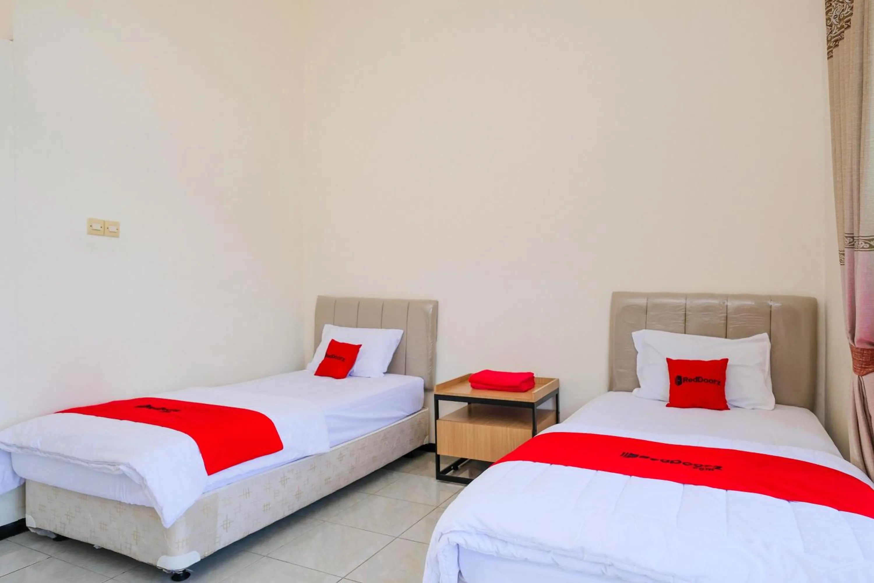 Bedroom, Bed in RedDoorz at Jestro Guest House Batu