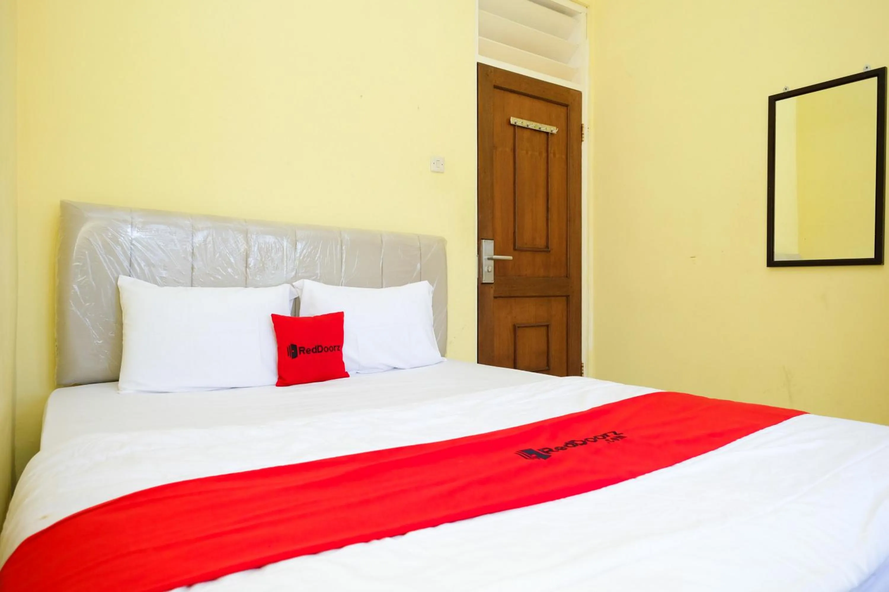 Bedroom, Bed in RedDoorz at Jestro Guest House Batu