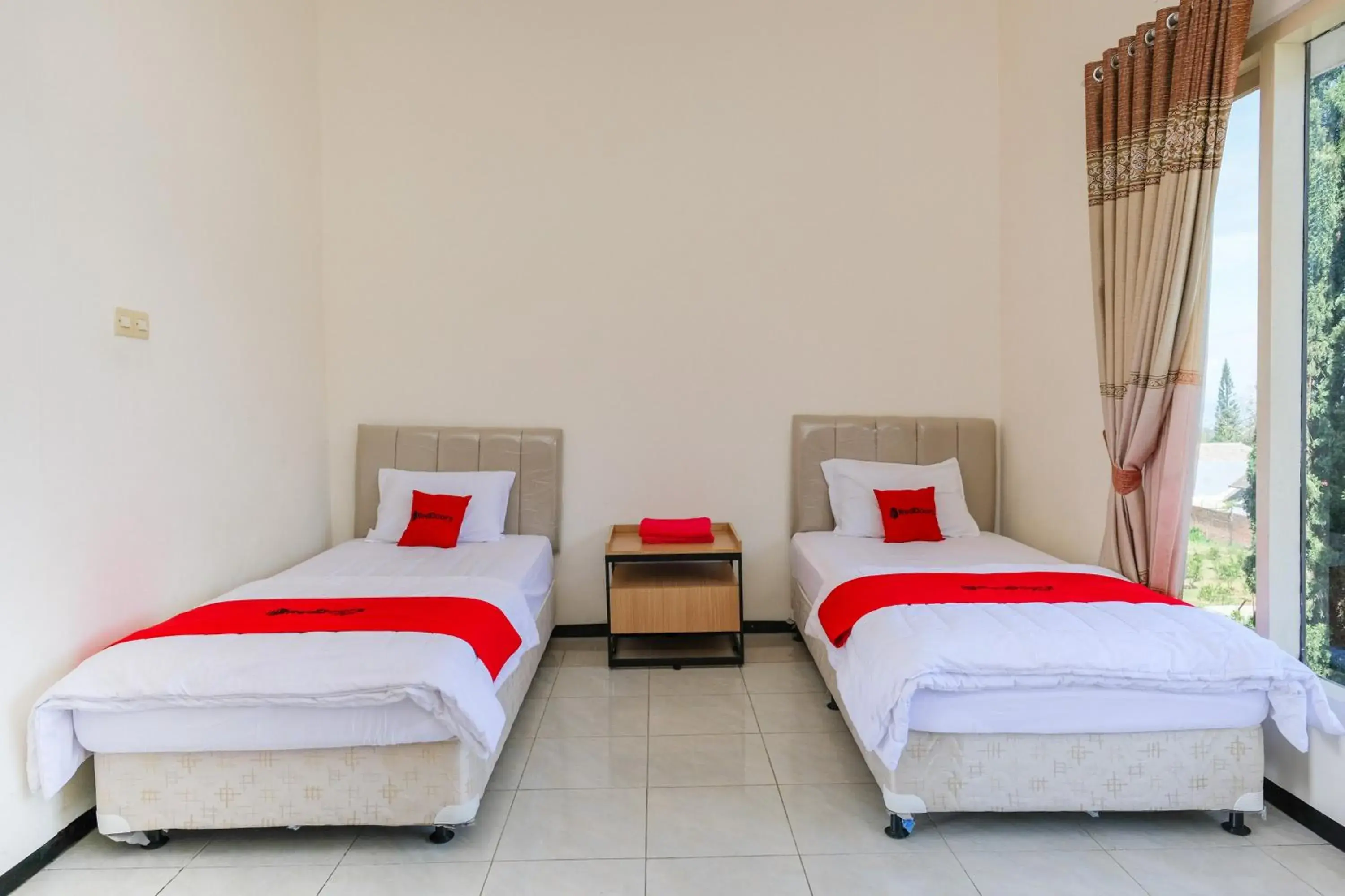 Deluxe Twin Room in RedDoorz at Jestro Guest House Batu Deluxe Twin Room in RedDoorz at Jestro Guest House Batu
