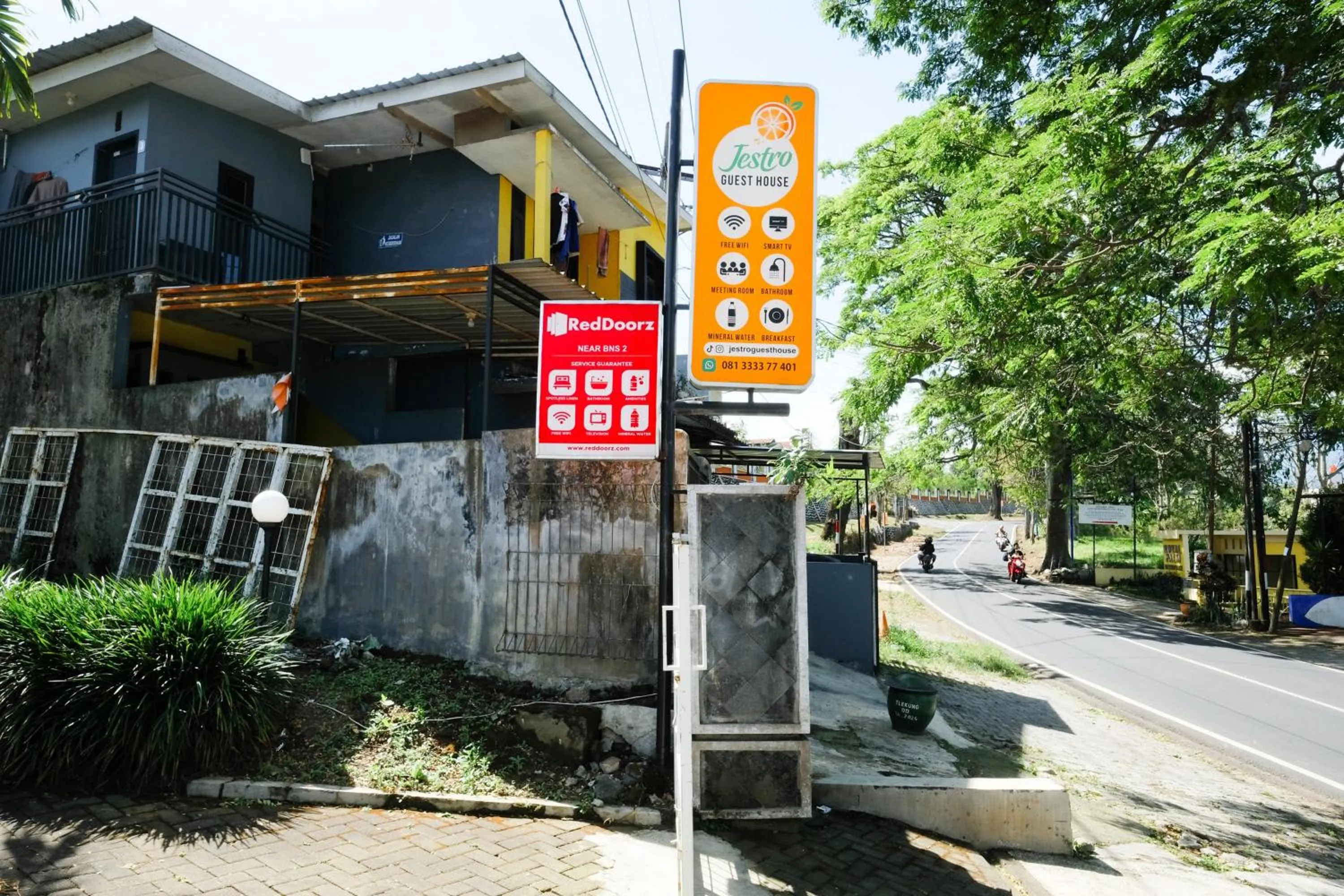 Property logo or sign in RedDoorz at Jestro Guest House Batu
