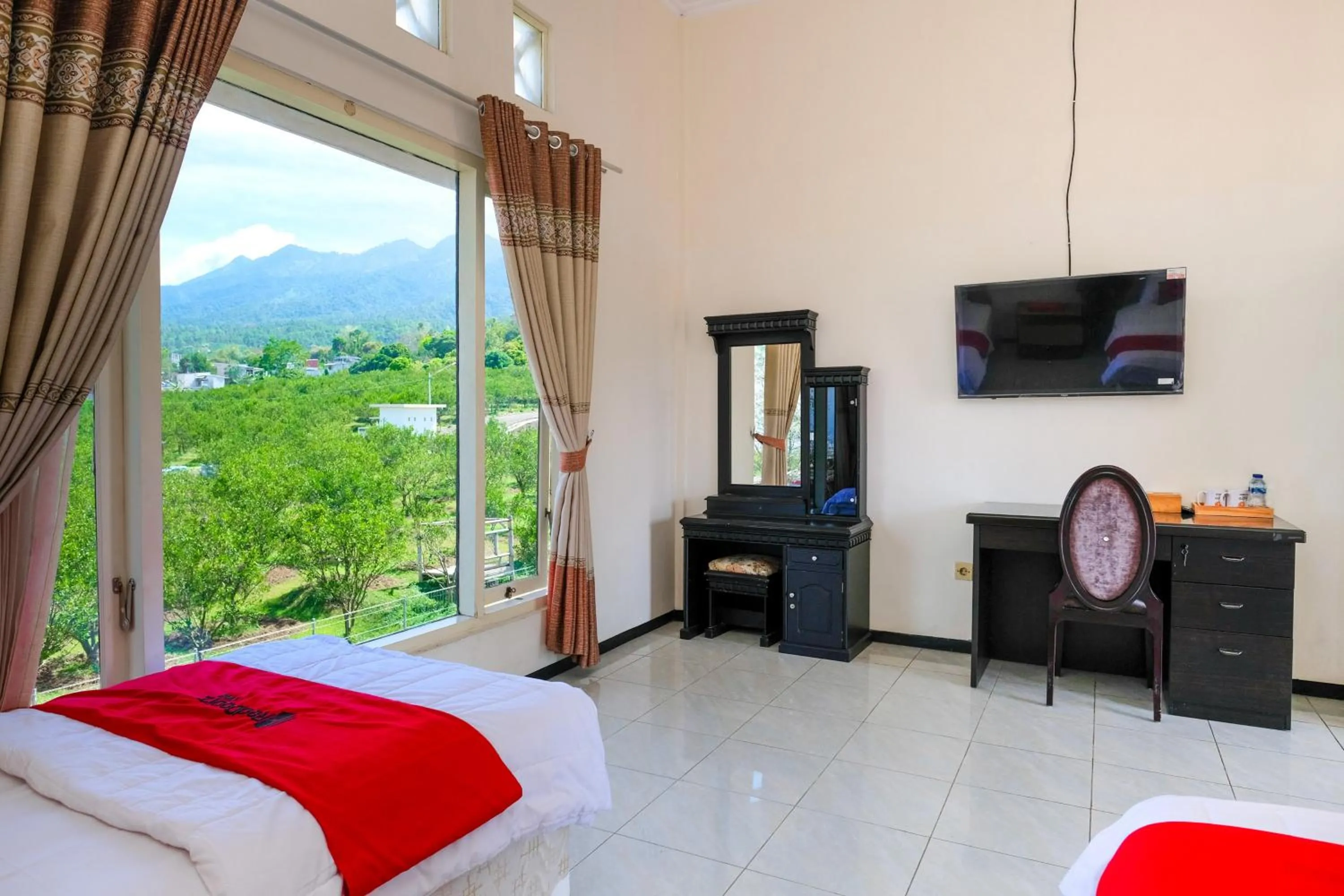Bedroom, Bed in RedDoorz at Jestro Guest House Batu