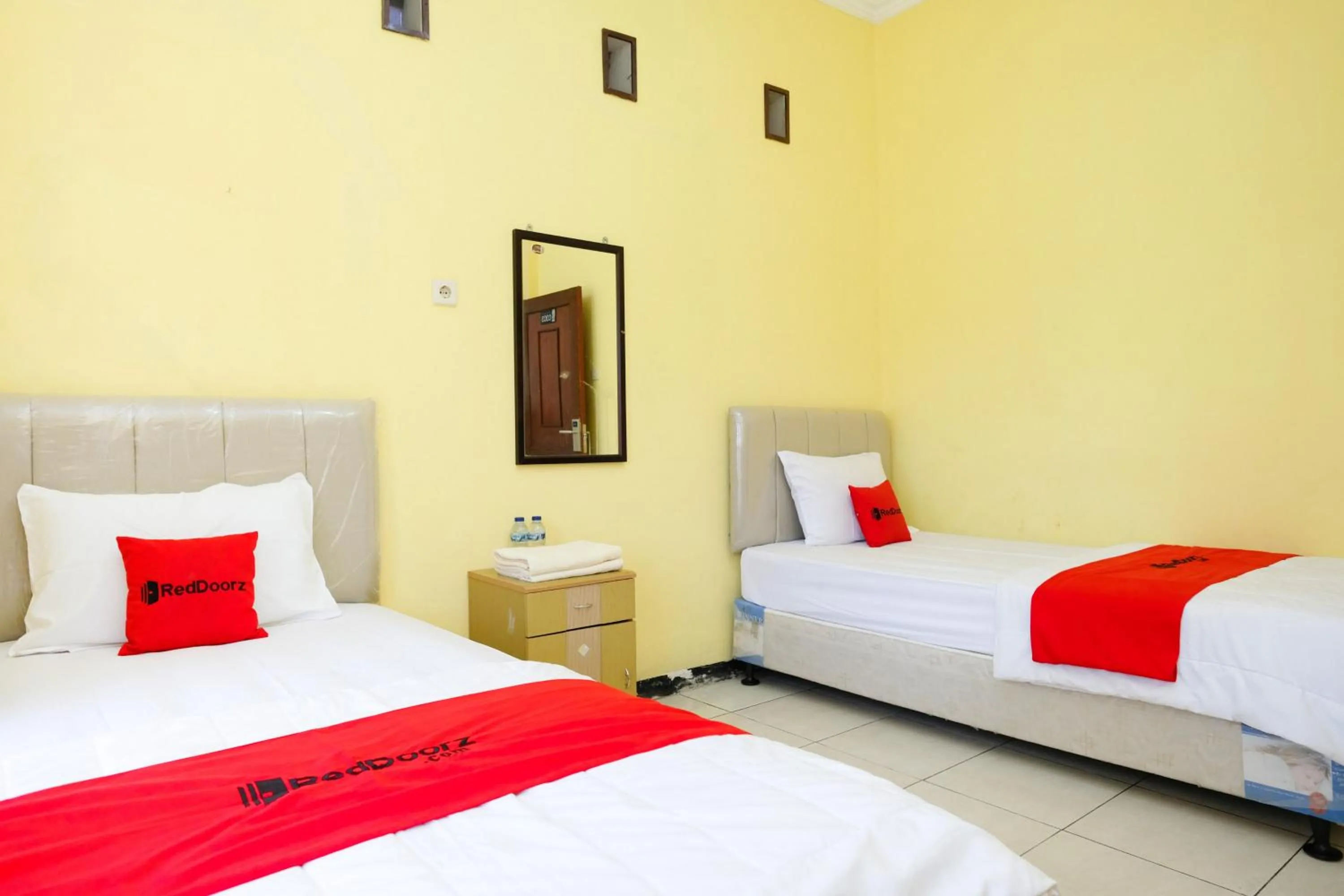 Bedroom, Bed in RedDoorz at Jestro Guest House Batu