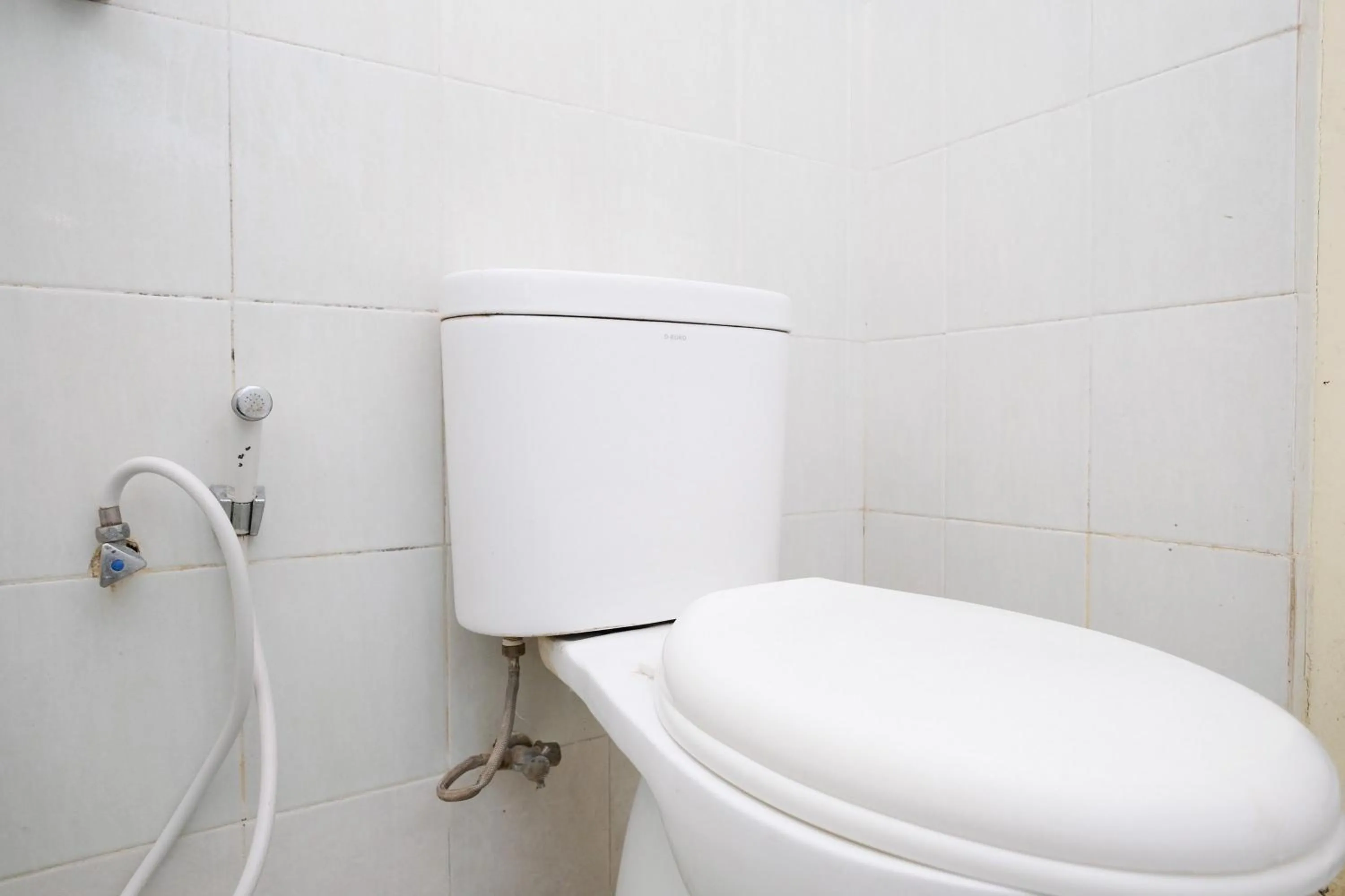 Bathroom in RedDoorz at Jestro Guest House Batu