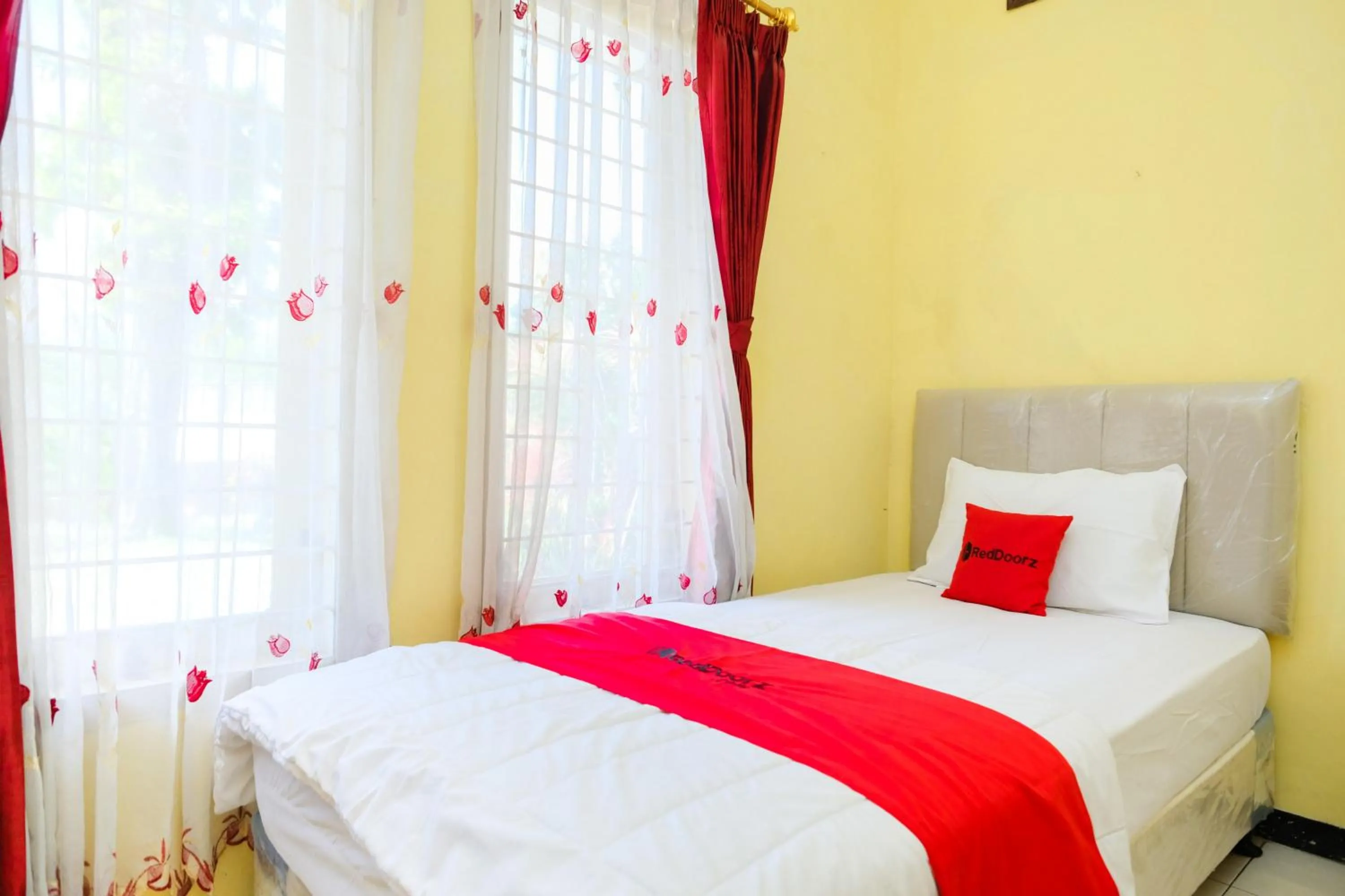 Bedroom, Bed in RedDoorz at Jestro Guest House Batu
