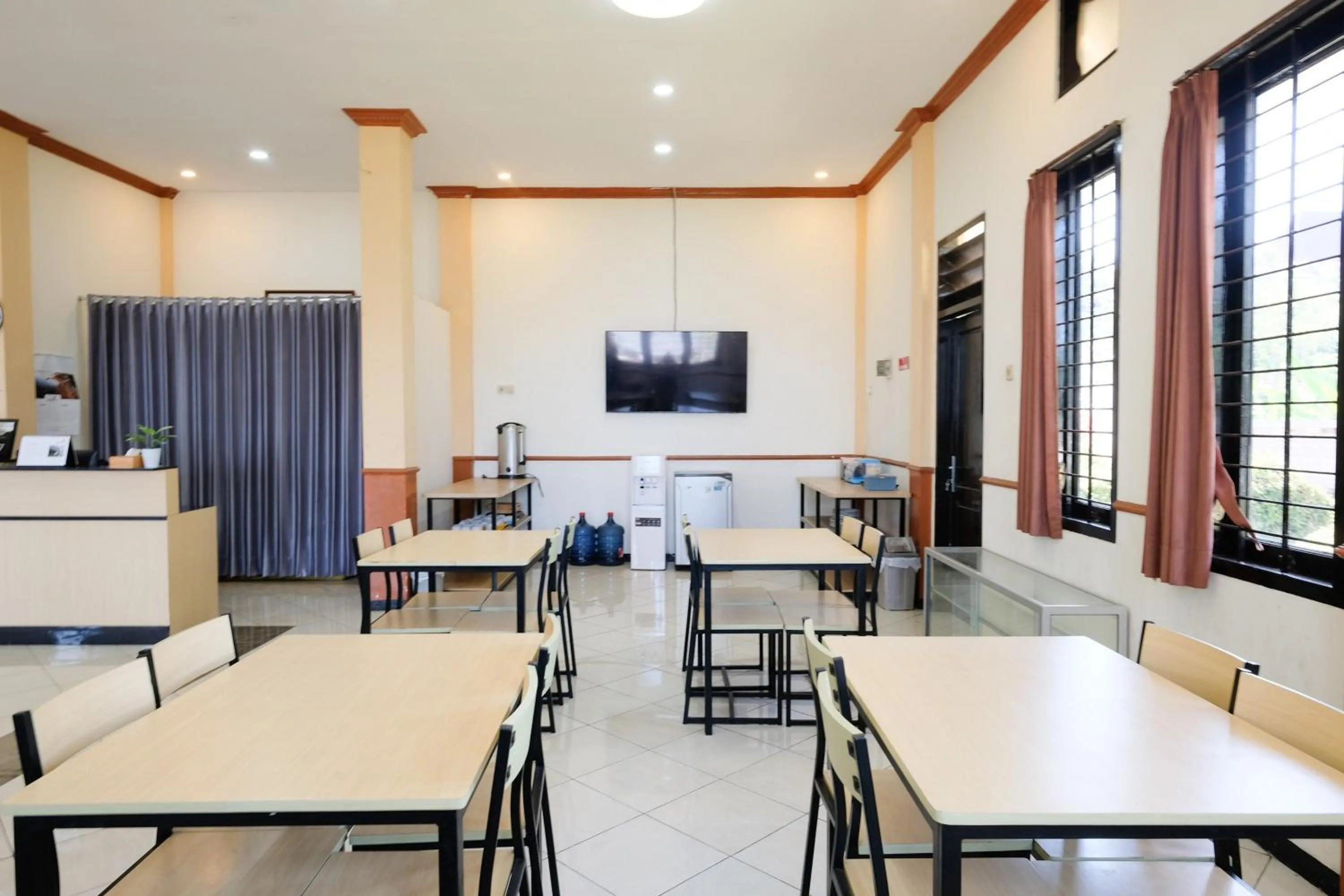 Restaurant/places to eat in RedDoorz at Jestro Guest House Batu