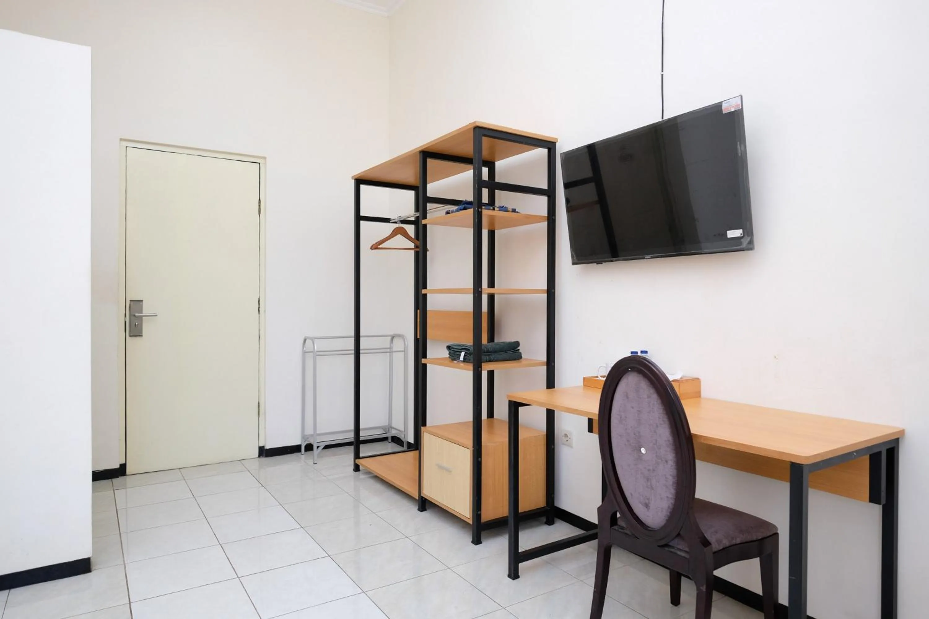 TV and multimedia in RedDoorz at Jestro Guest House Batu