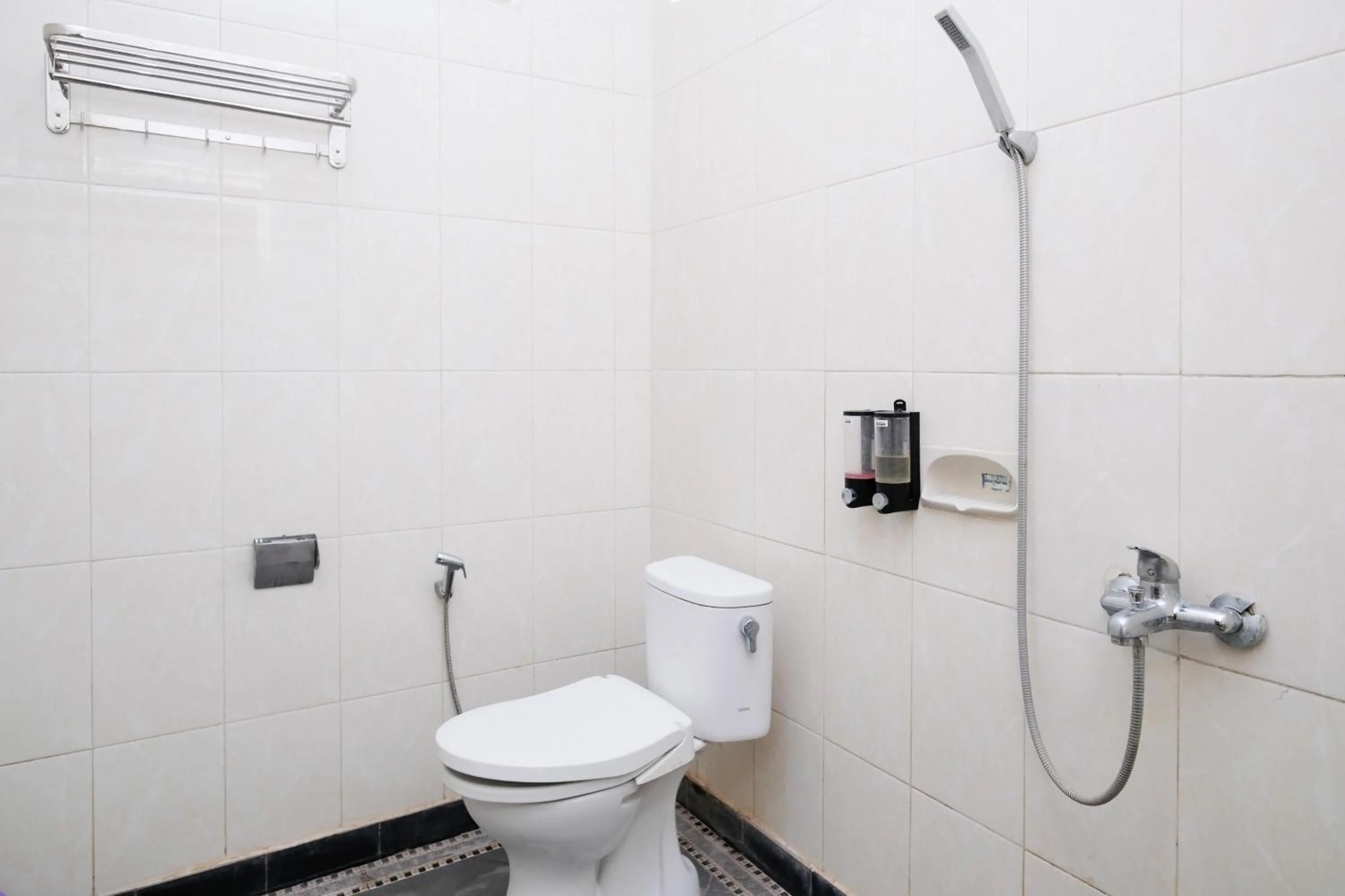 Bathroom in RedDoorz at Jestro Guest House Batu