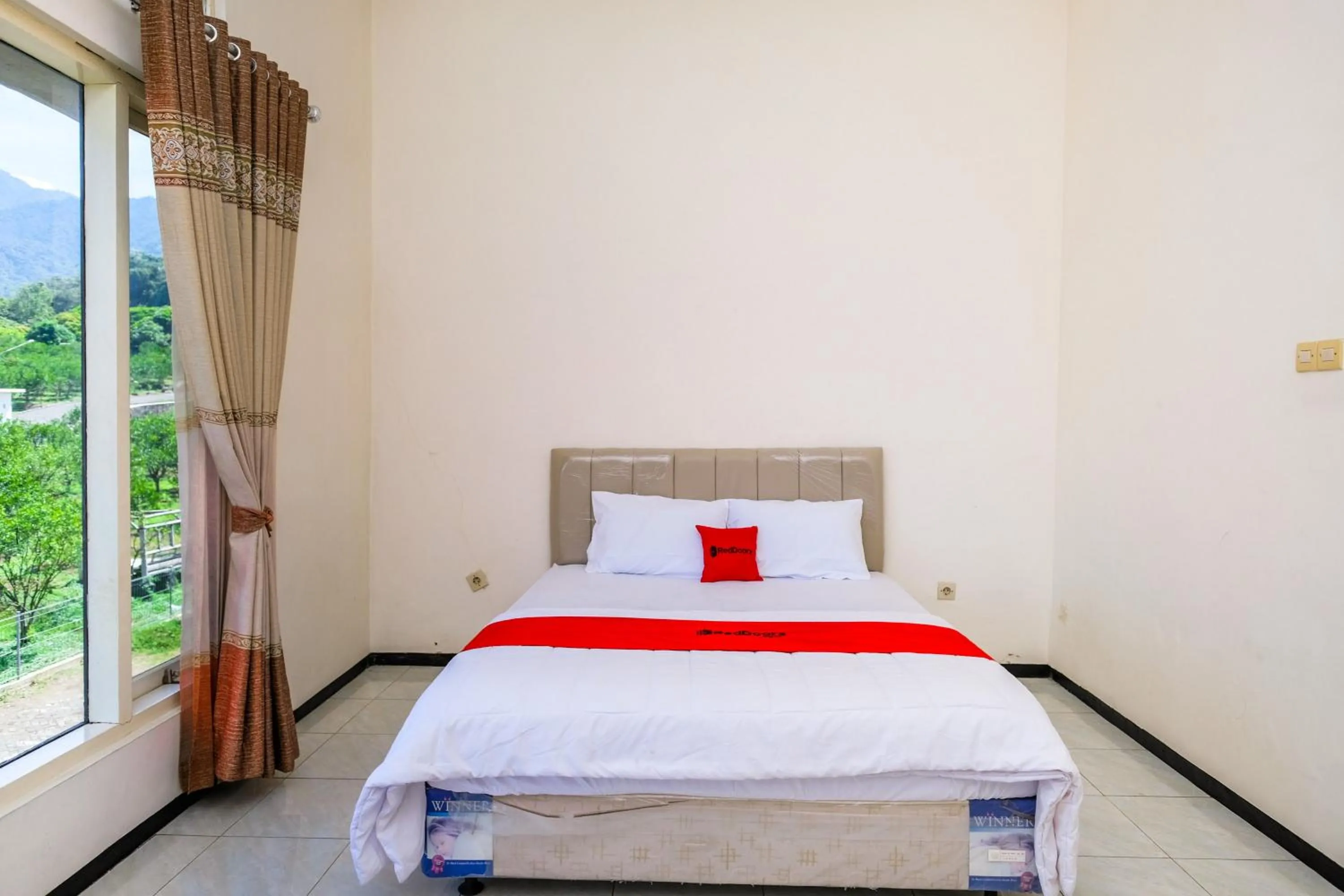 Bedroom, Bed in RedDoorz at Jestro Guest House Batu