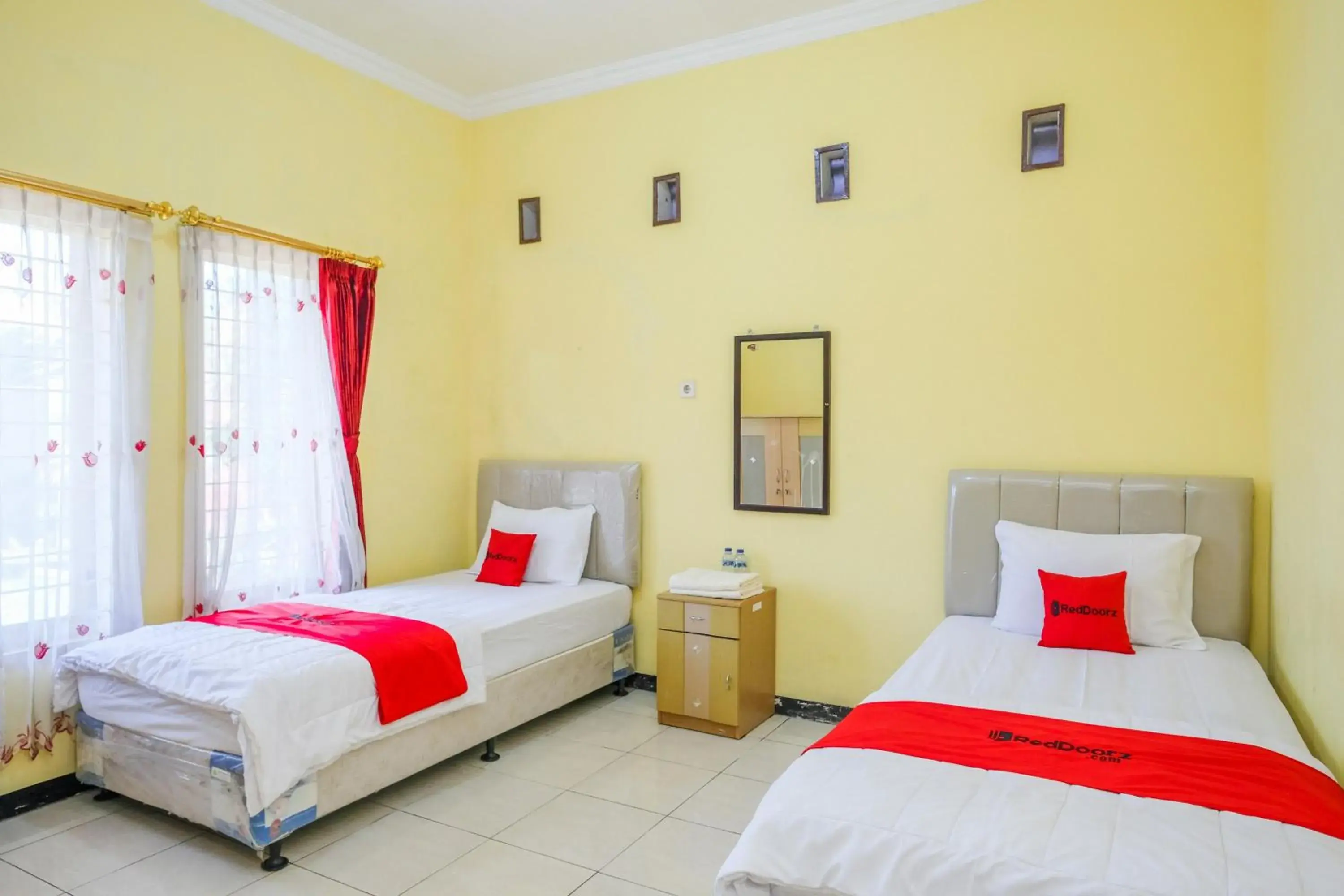 Standard Twin Room with Shared Bathroom in RedDoorz at Jestro Guest House Batu Standard Twin Room with Shared Bathroom in RedDoorz at Jestro Guest House Batu