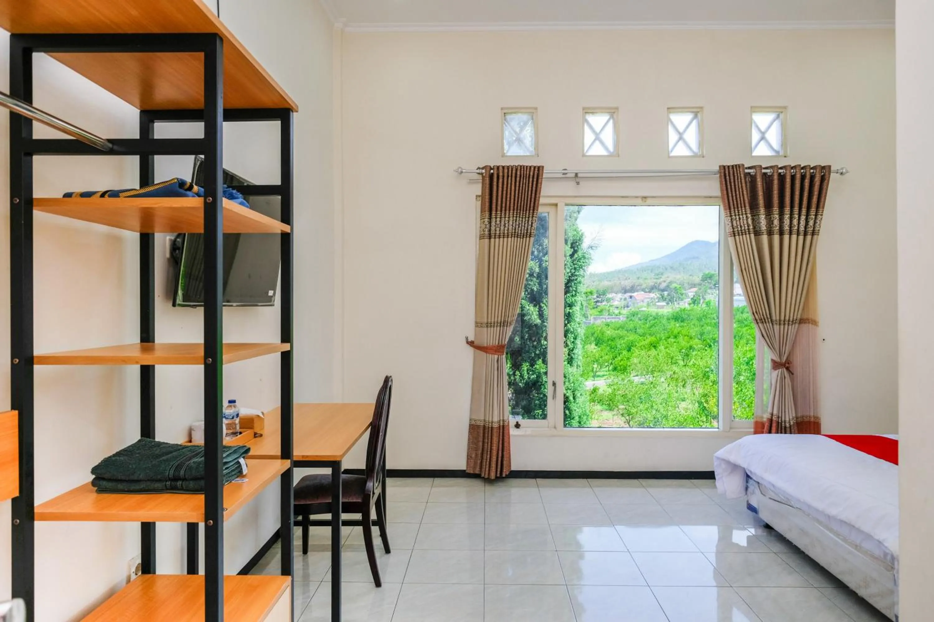 Bedroom, Bed in RedDoorz at Jestro Guest House Batu