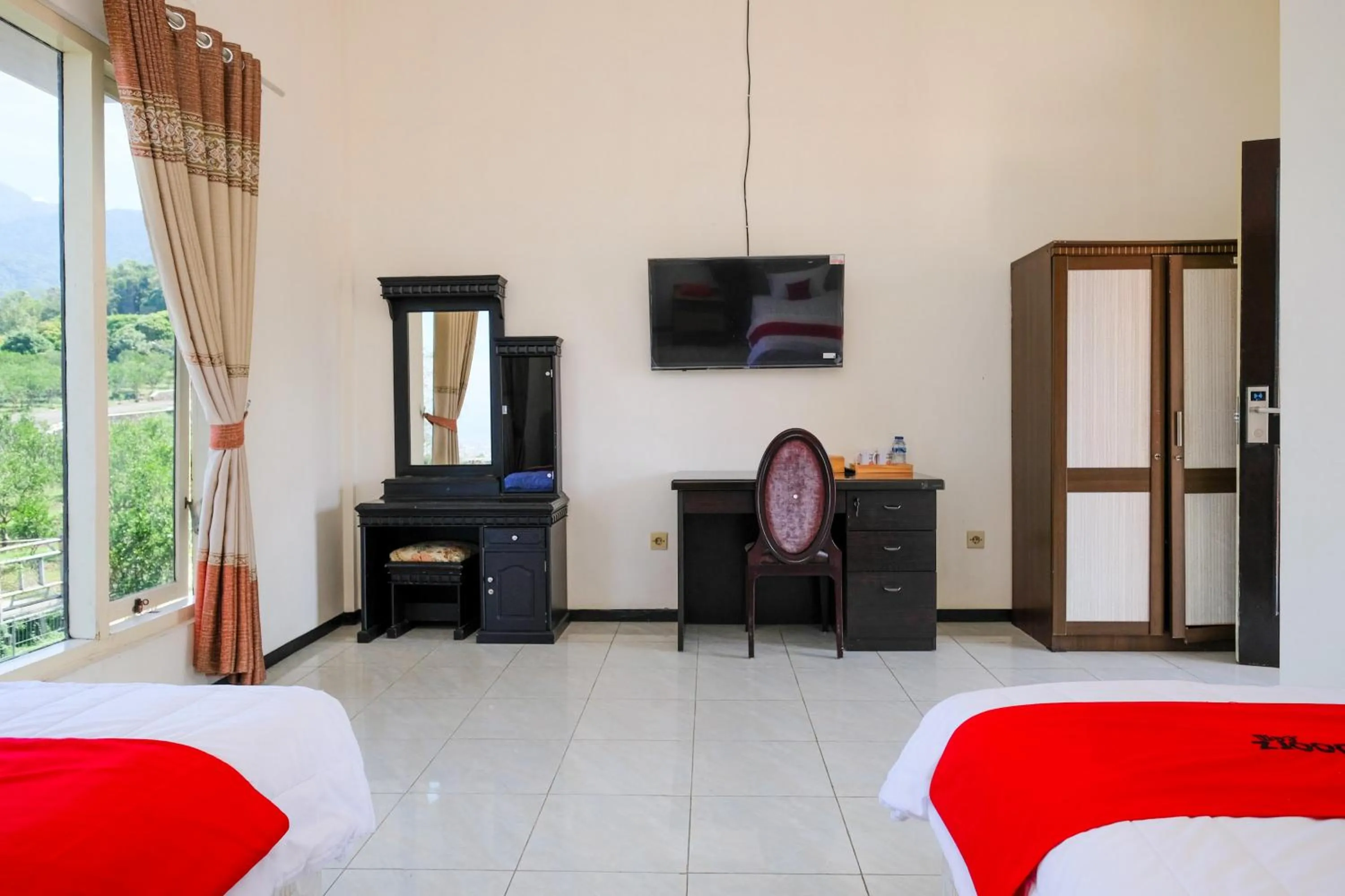 Bedroom, Bed in RedDoorz at Jestro Guest House Batu