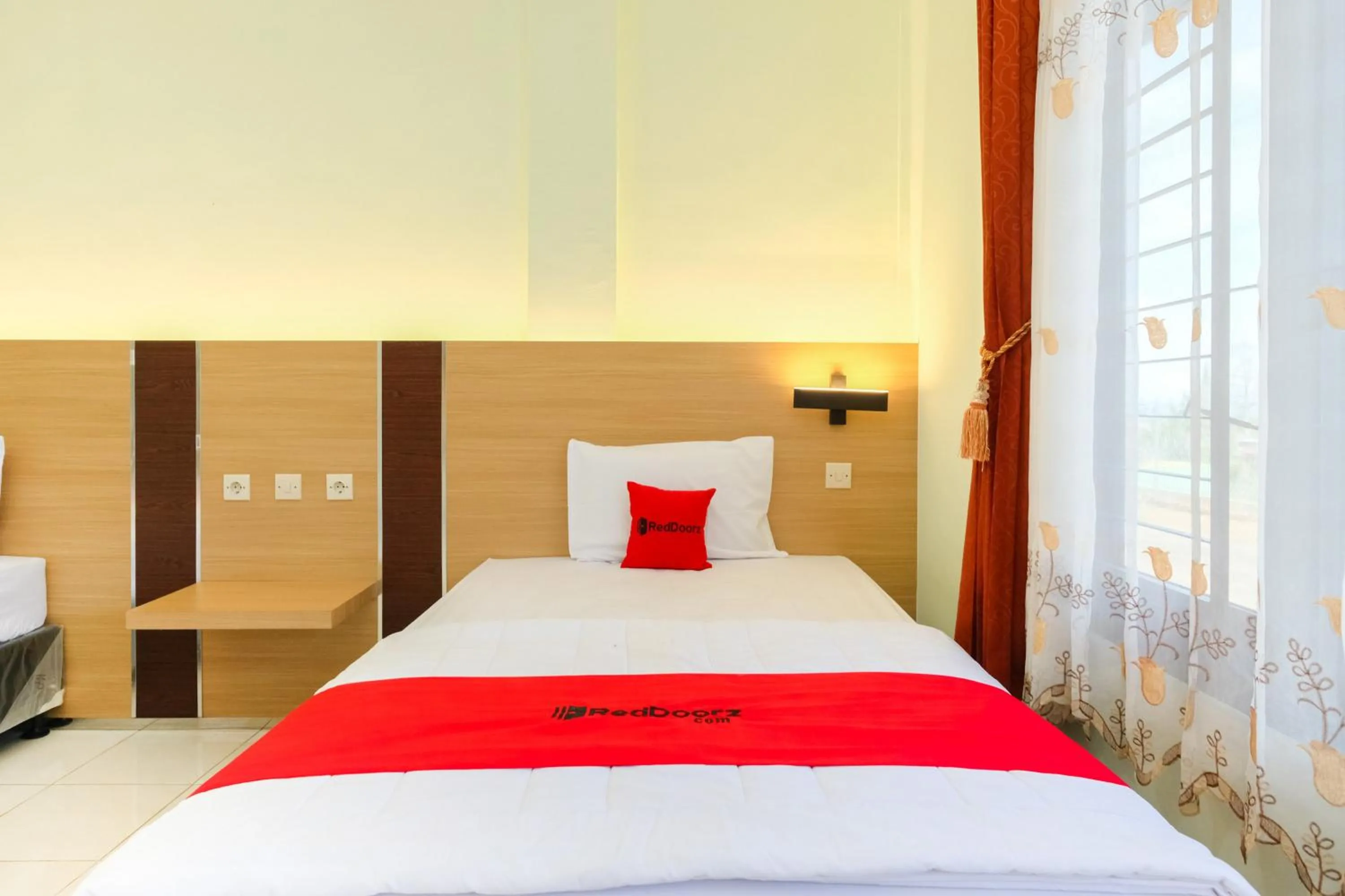 Bedroom, Bed in RedDoorz at Jestro Guest House Batu