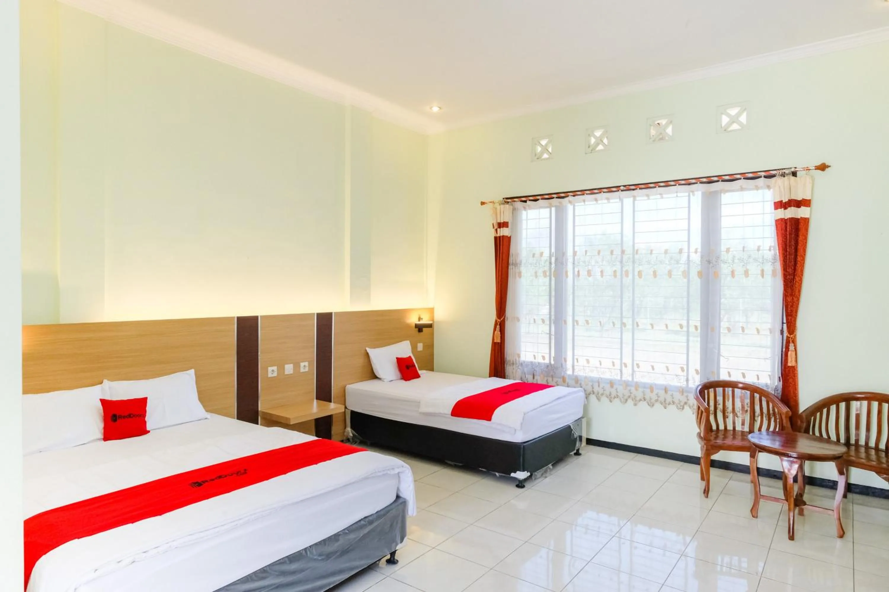 Bedroom, Bed in RedDoorz at Jestro Guest House Batu