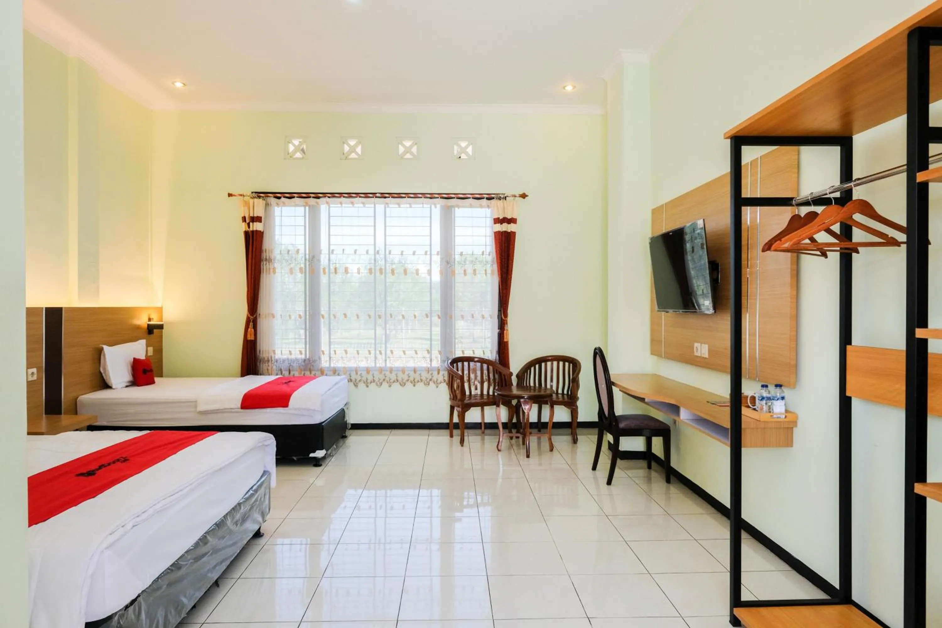 Bedroom, Bed in RedDoorz at Jestro Guest House Batu