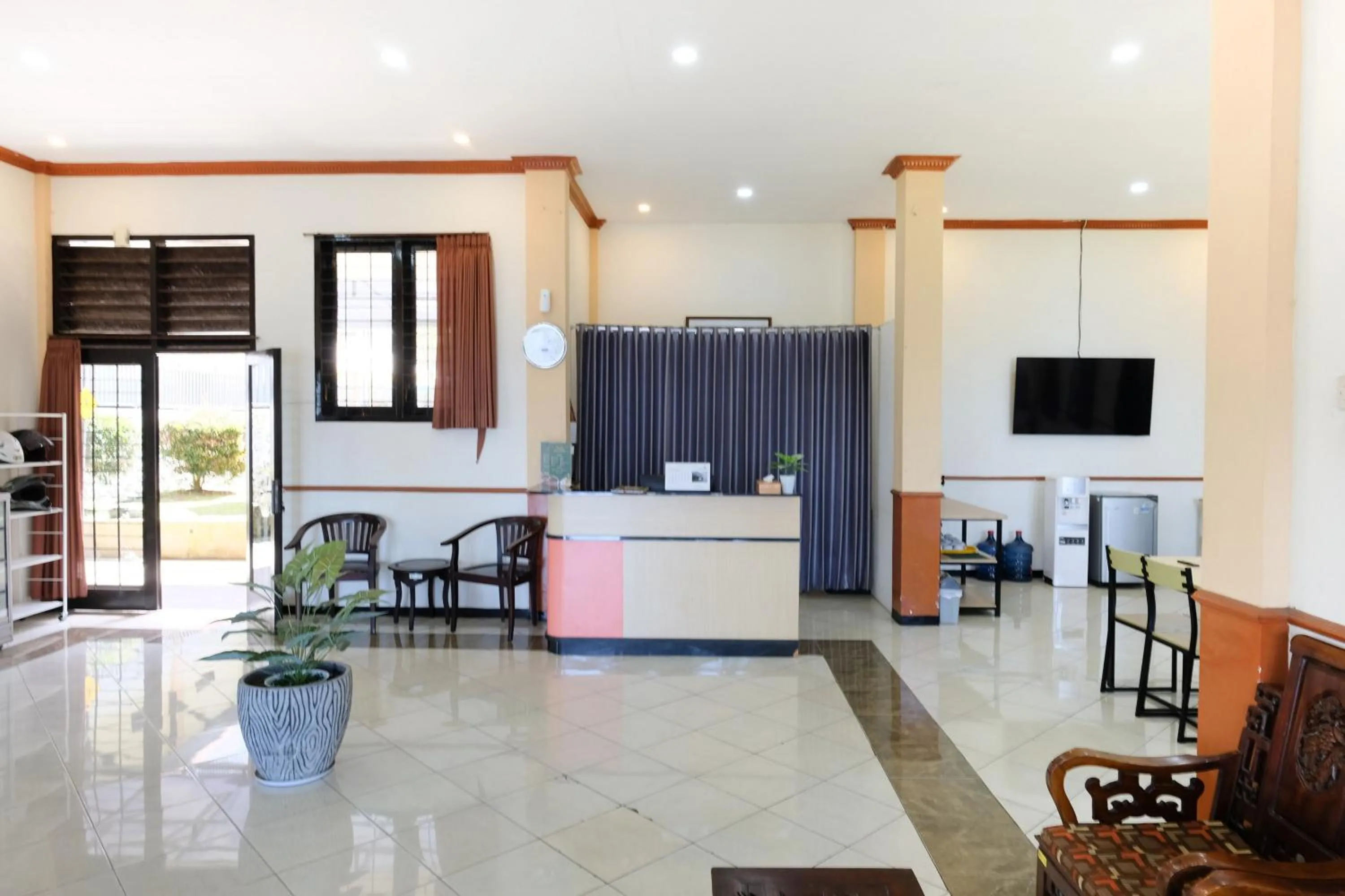 Lobby or reception in RedDoorz at Jestro Guest House Batu