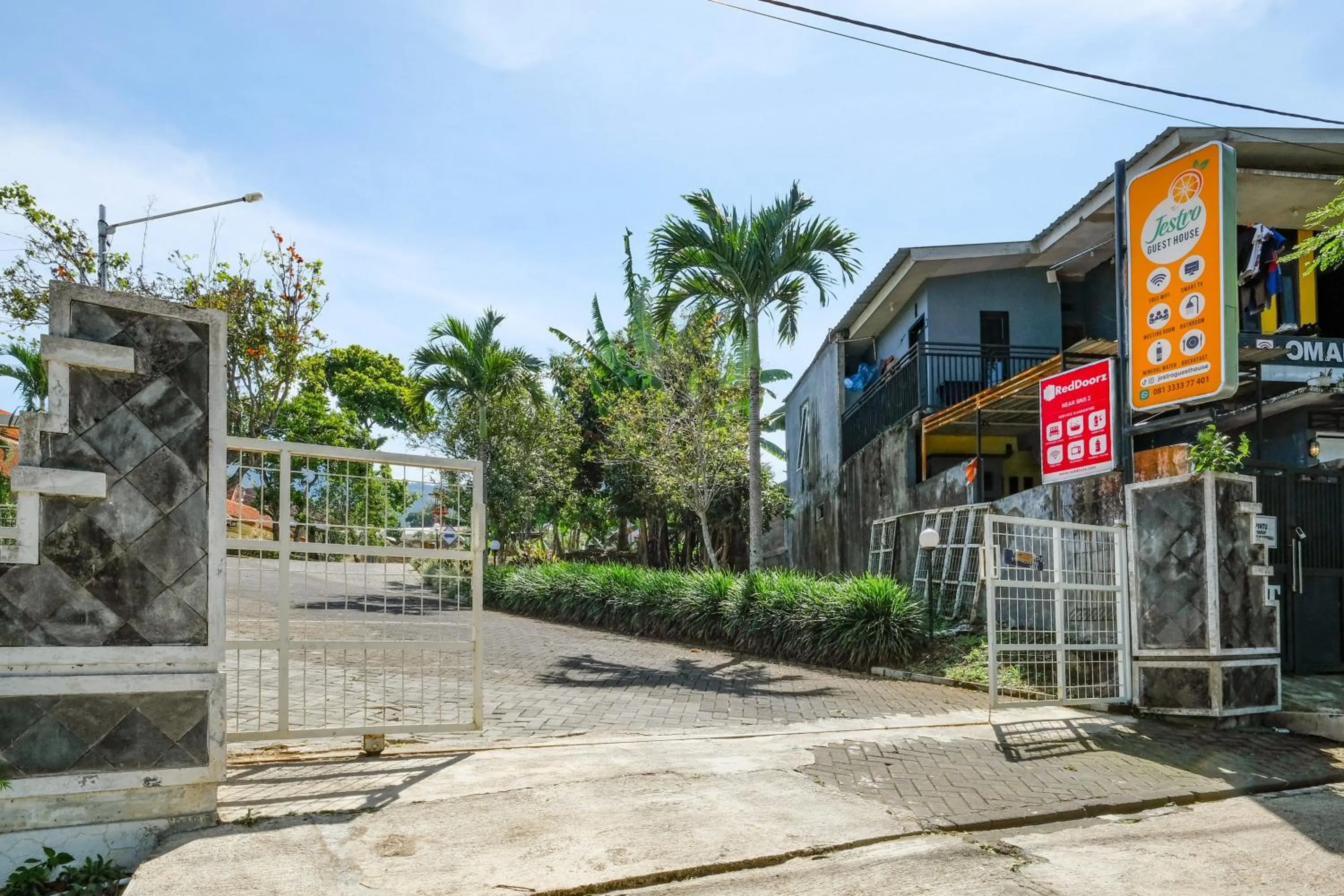 Facade/entrance in RedDoorz at Jestro Guest House Batu