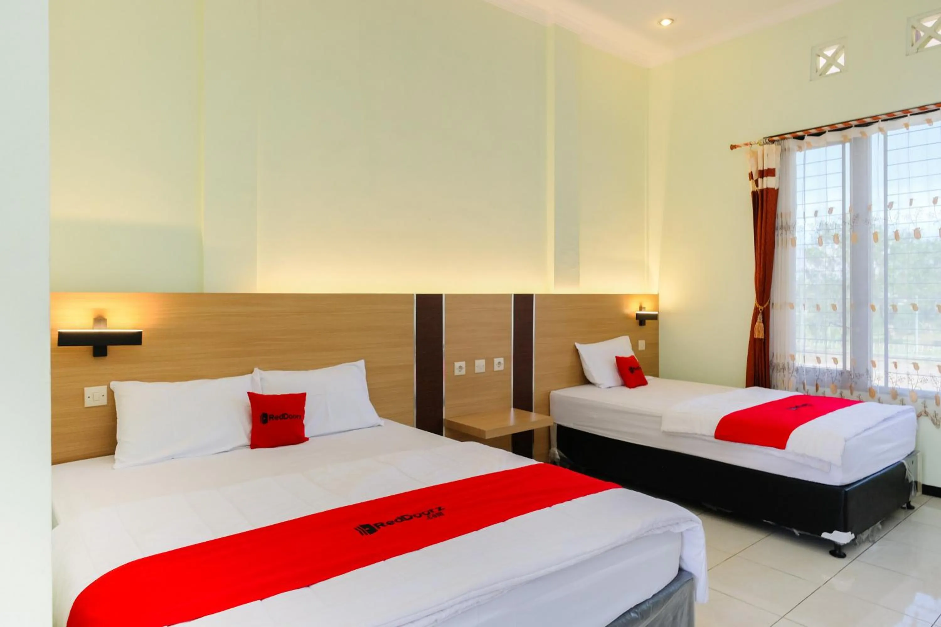 Bedroom, Bed in RedDoorz at Jestro Guest House Batu