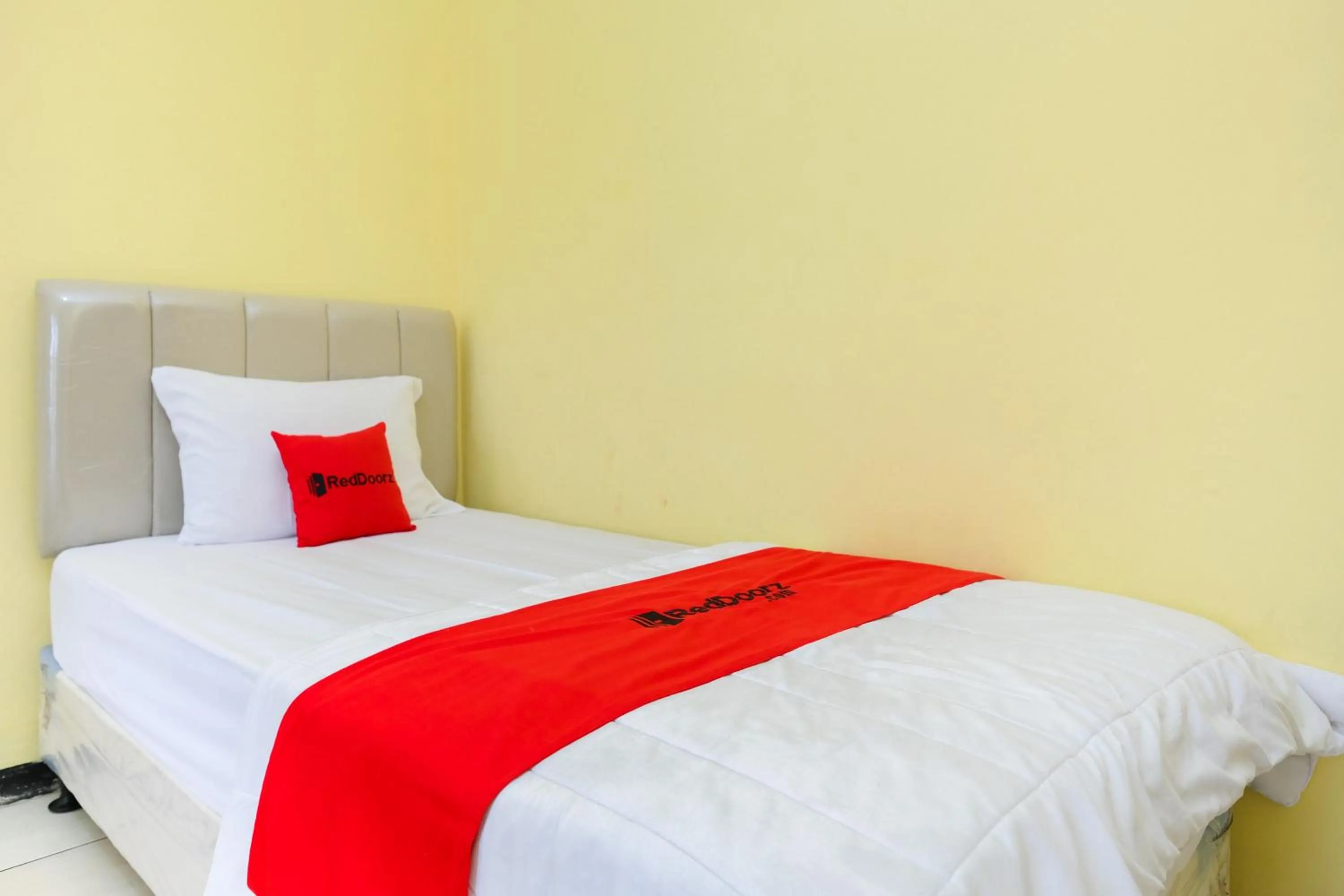 Bedroom, Bed in RedDoorz at Jestro Guest House Batu