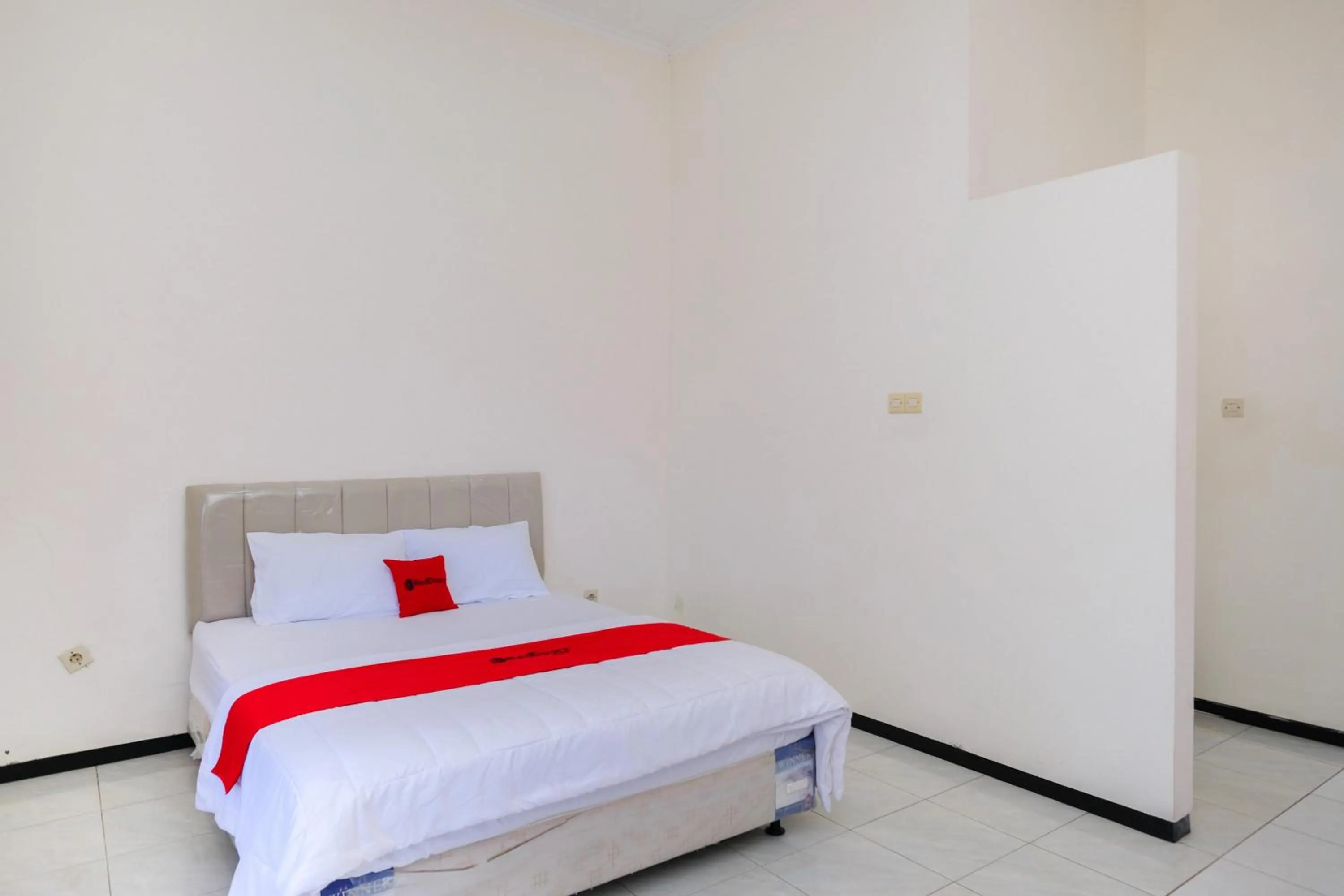 Bedroom, Bed in RedDoorz at Jestro Guest House Batu