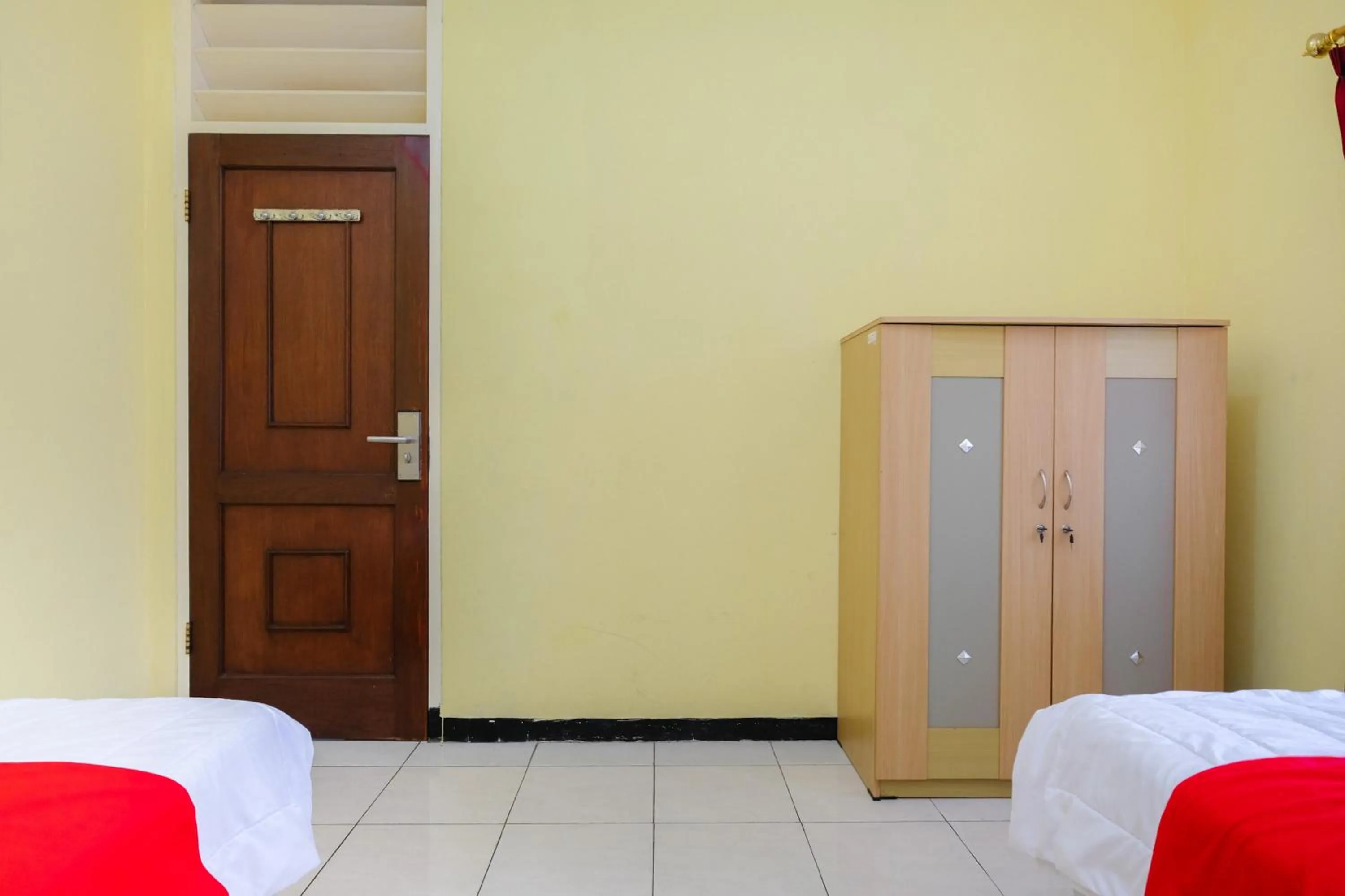 Bedroom, Bed in RedDoorz at Jestro Guest House Batu