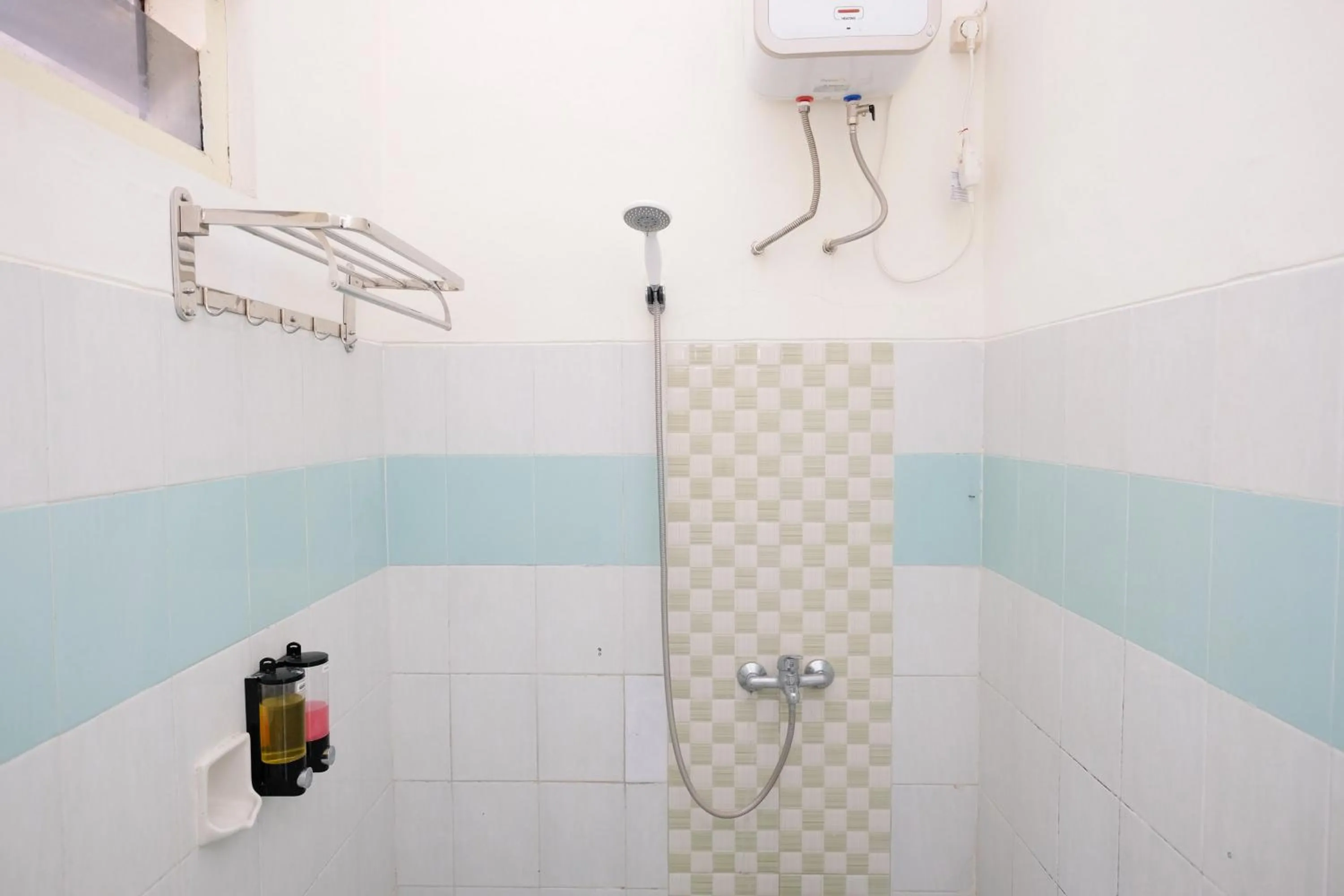 Bathroom in RedDoorz at Jestro Guest House Batu