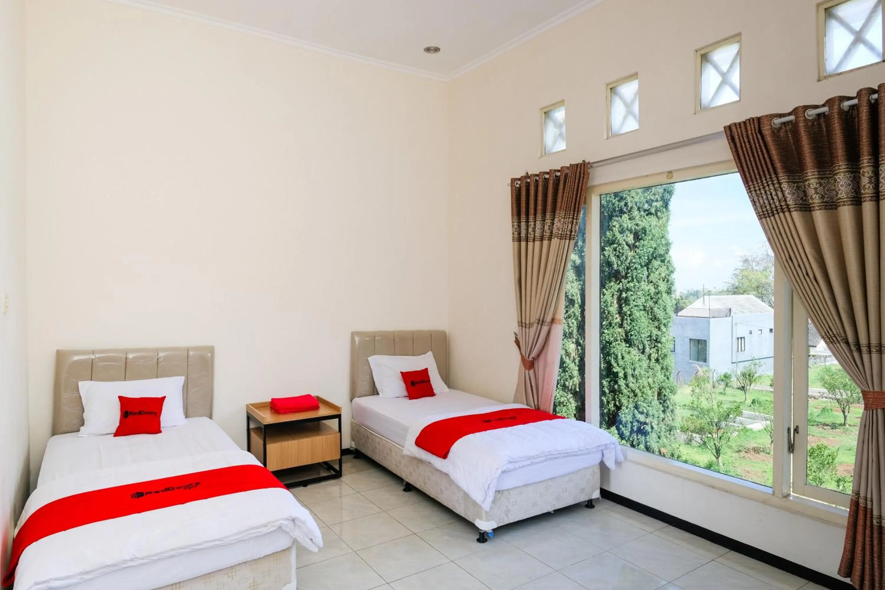 Bedroom, Bed in RedDoorz at Jestro Guest House Batu
