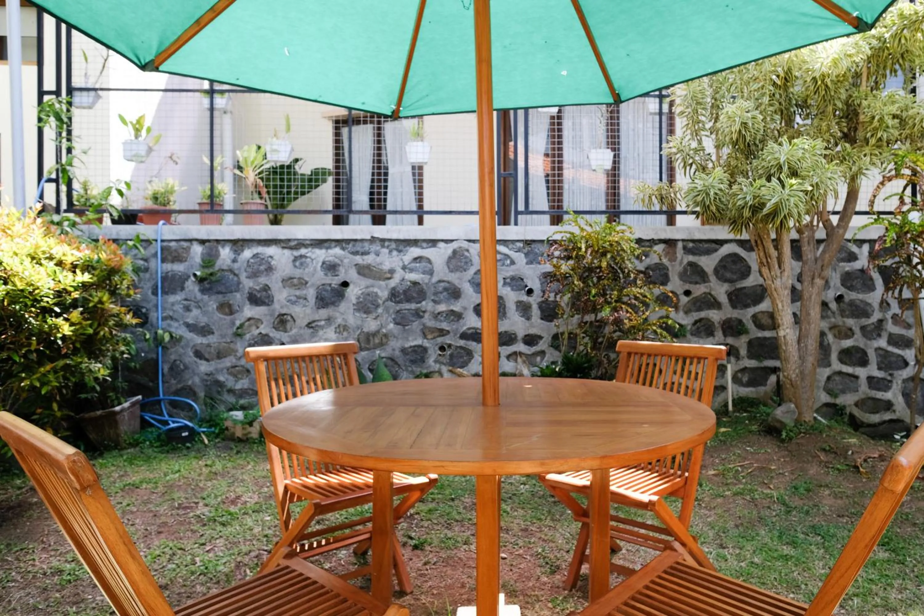 Seating area in RedDoorz at Jestro Guest House Batu