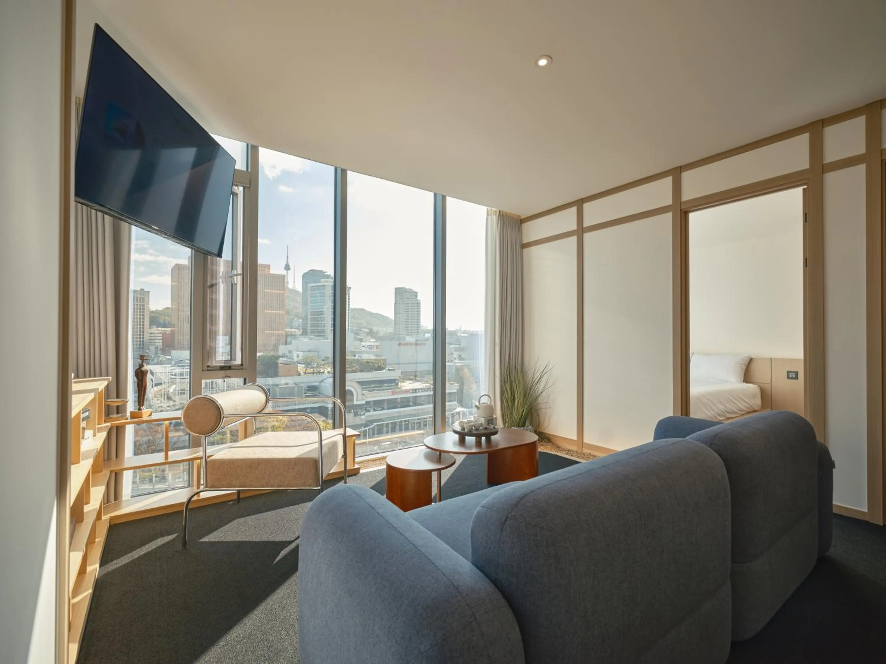 Communal lounge/ TV room in UH Suite The Seoul