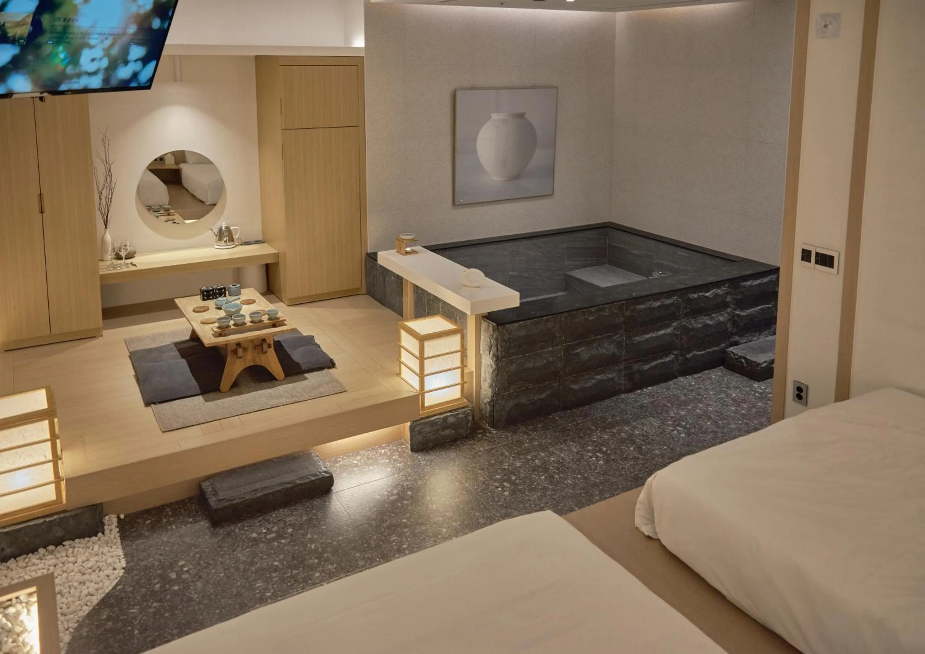 Photo of the whole room, Bed in UH Suite The Seoul