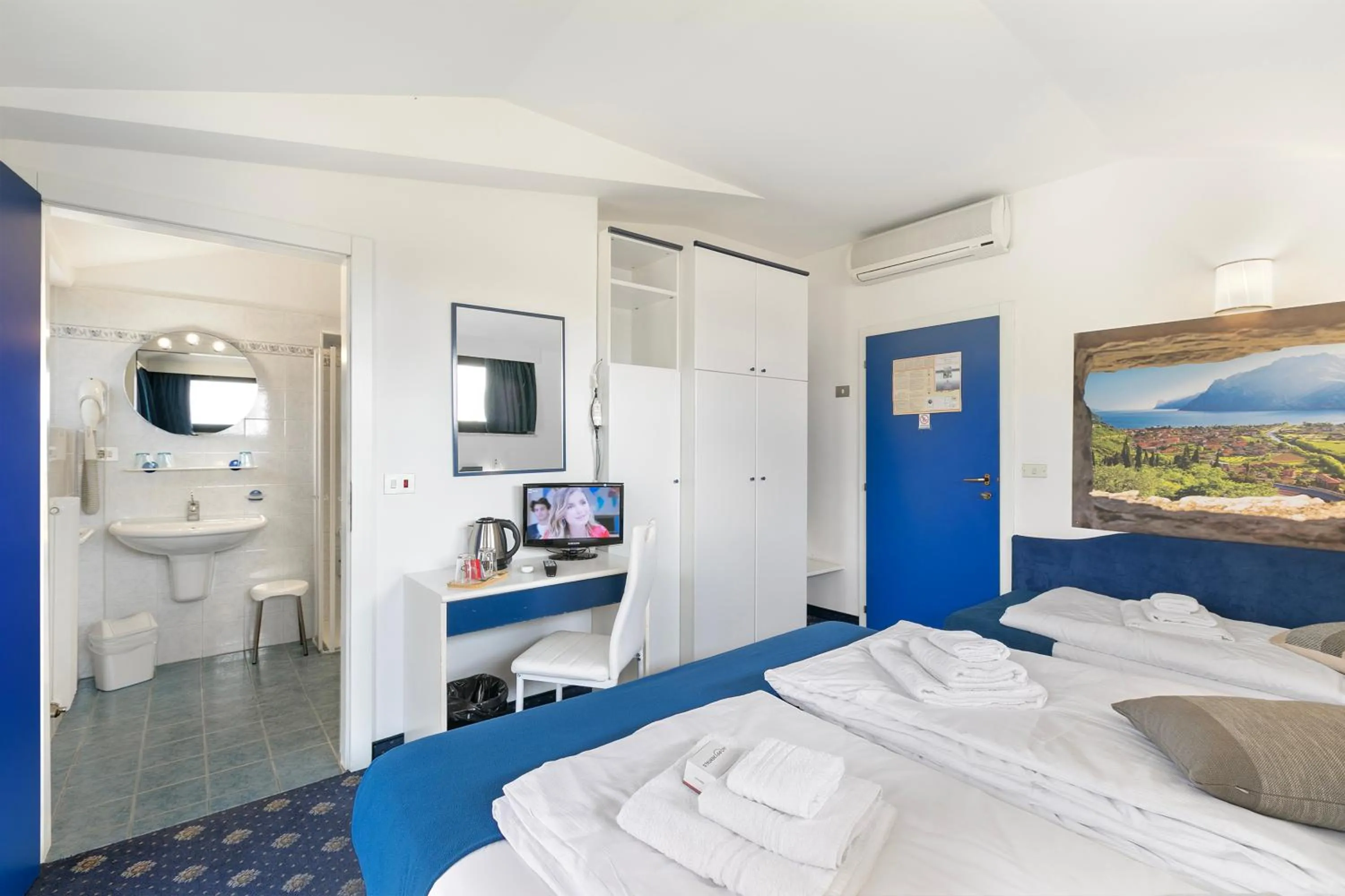 Bathroom, Bed in Bike & Wind Hotel Villa Maria