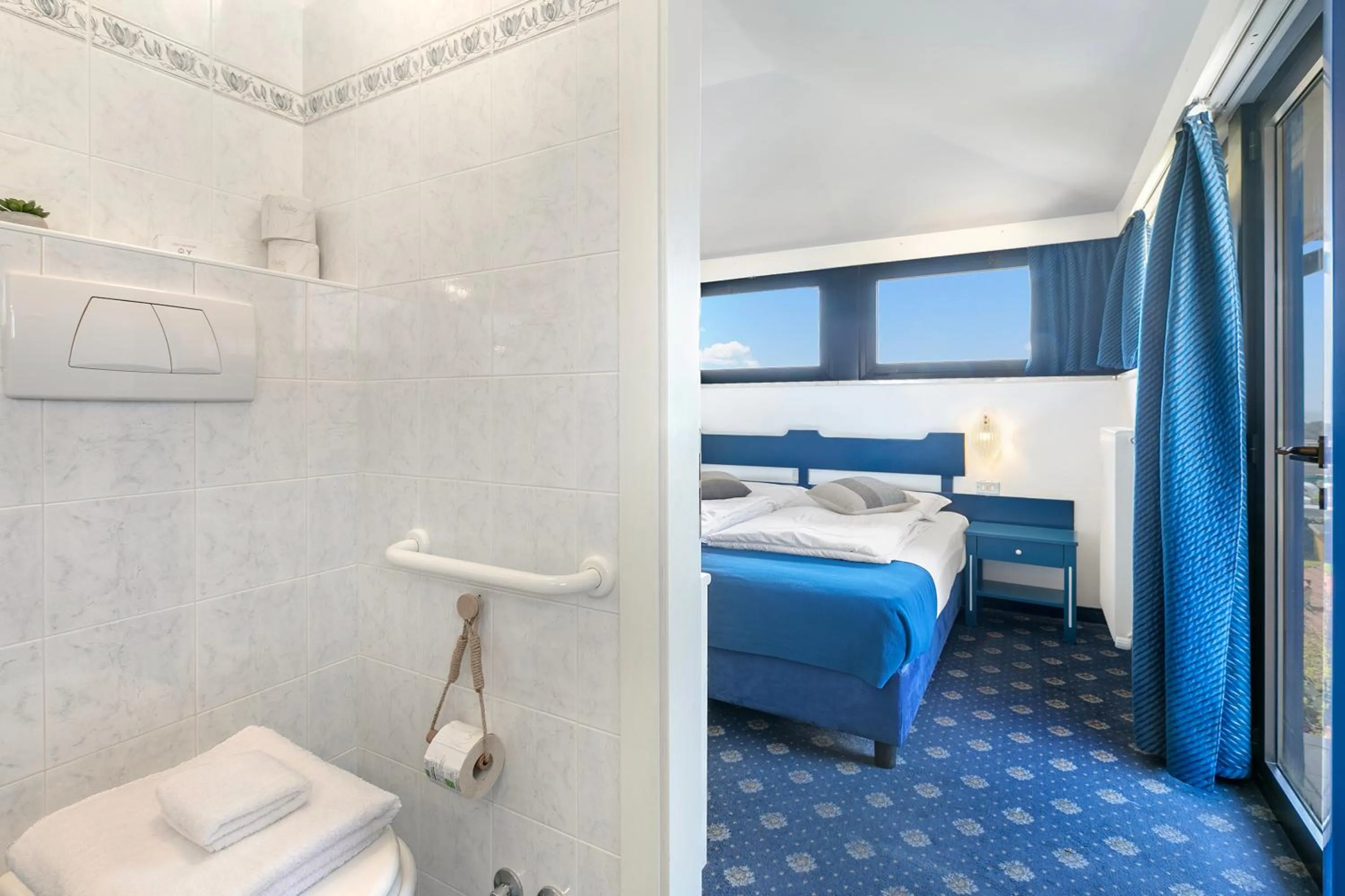 Bathroom, Bed in Bike & Wind Hotel Villa Maria
