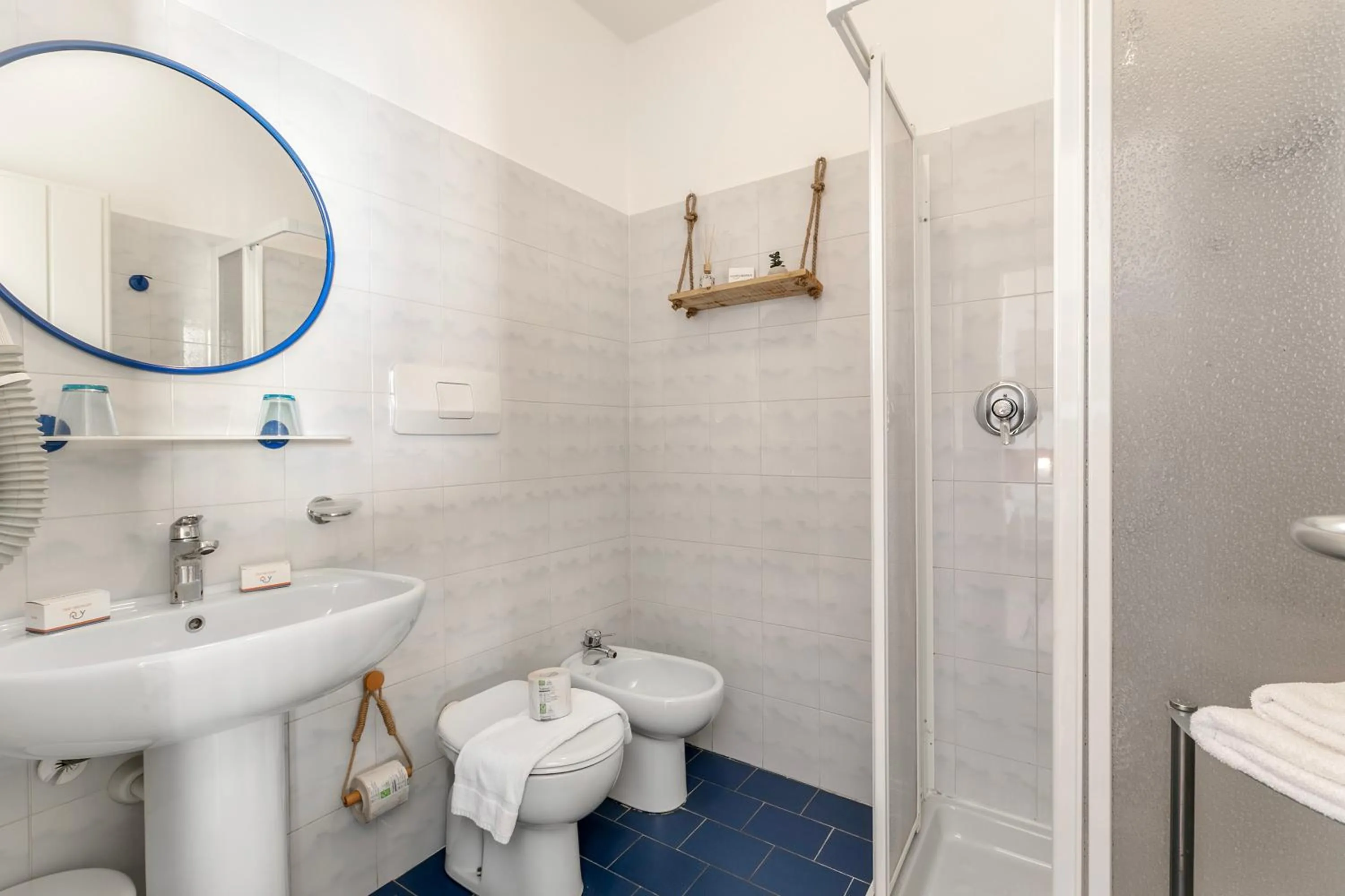 Toilet in Bike & Wind Hotel Villa Maria