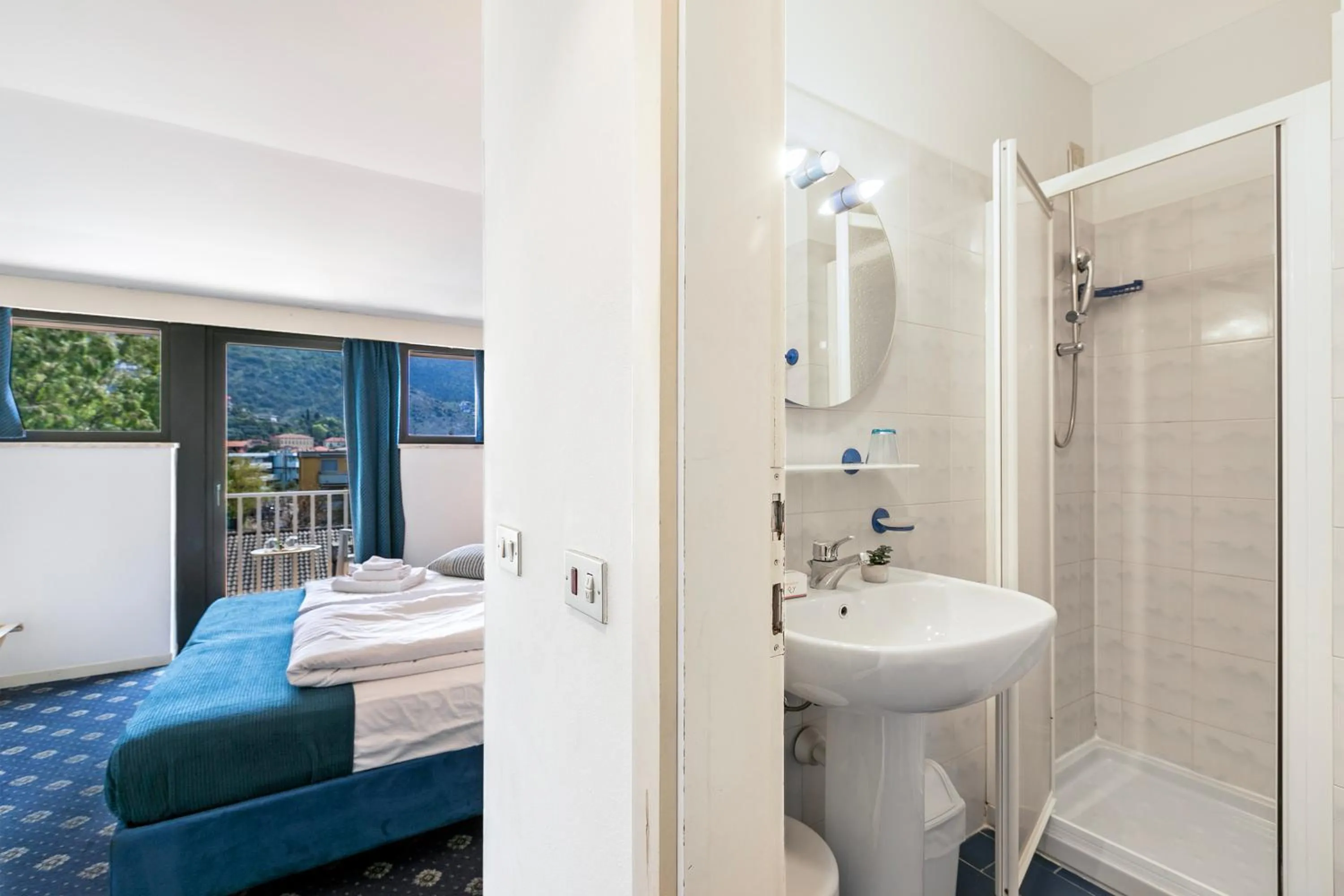 Bathroom, Bed in Bike & Wind Hotel Villa Maria