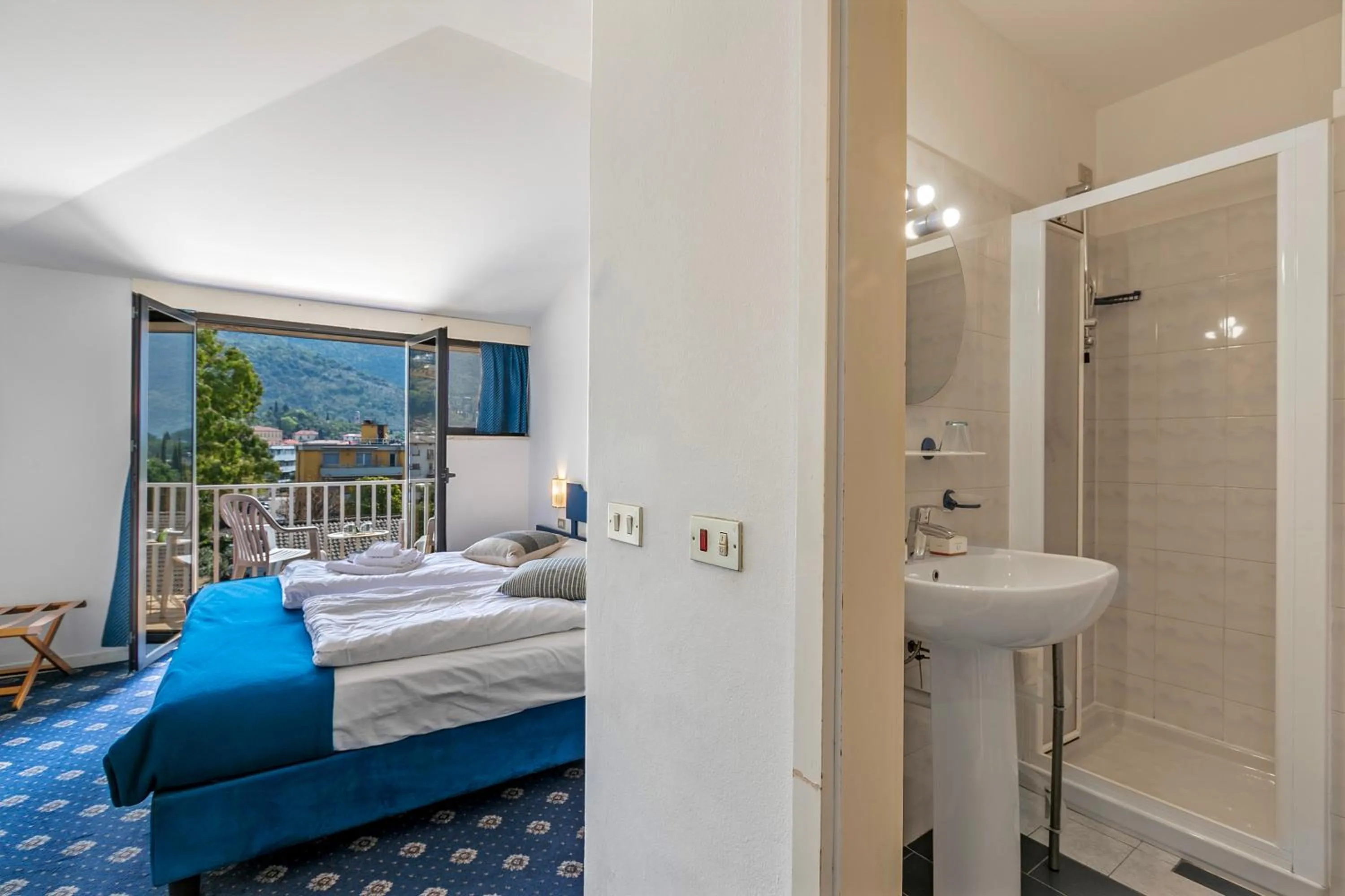 Bathroom, Bed in Bike & Wind Hotel Villa Maria