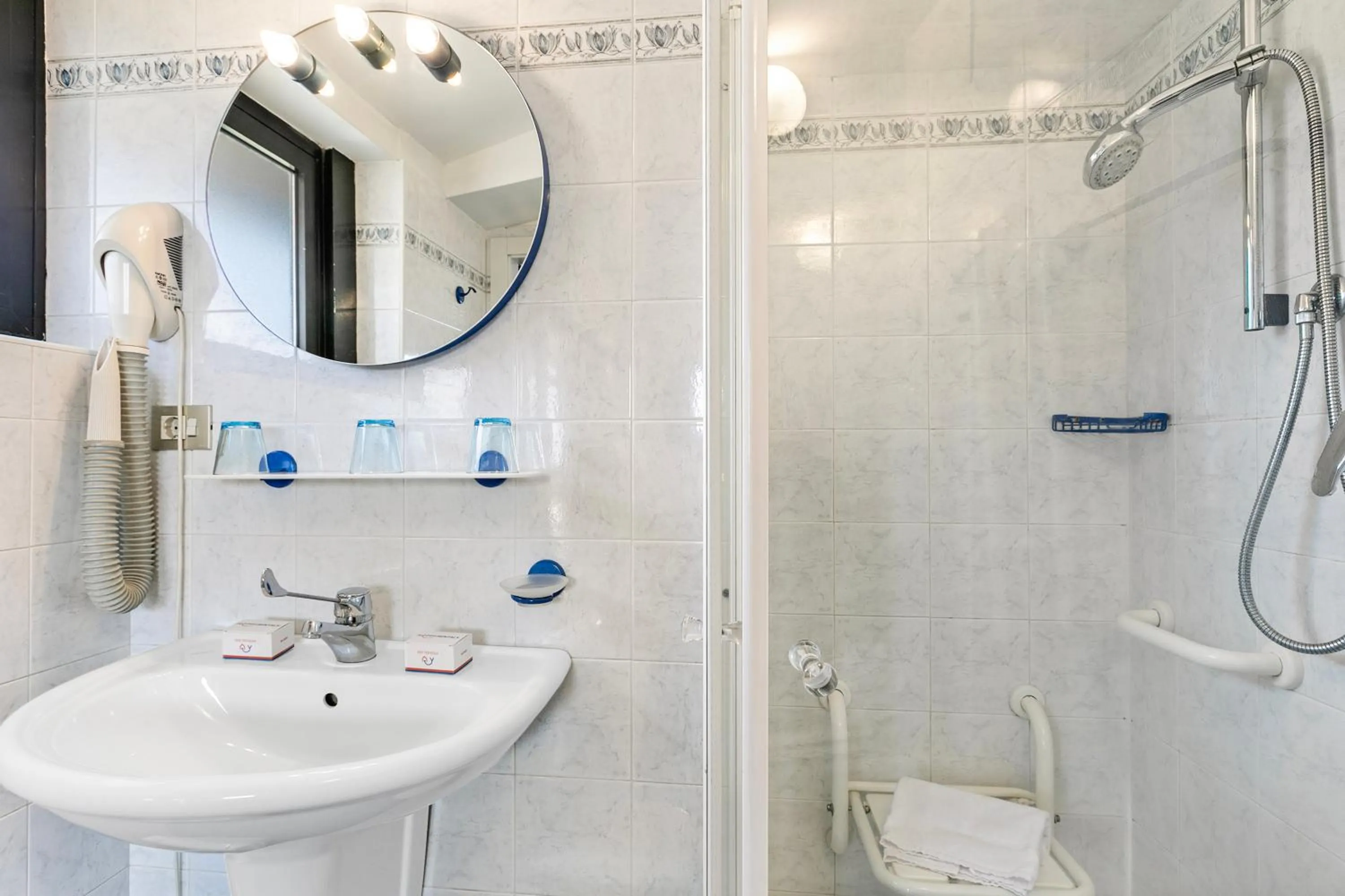 Shower in Bike & Wind Hotel Villa Maria