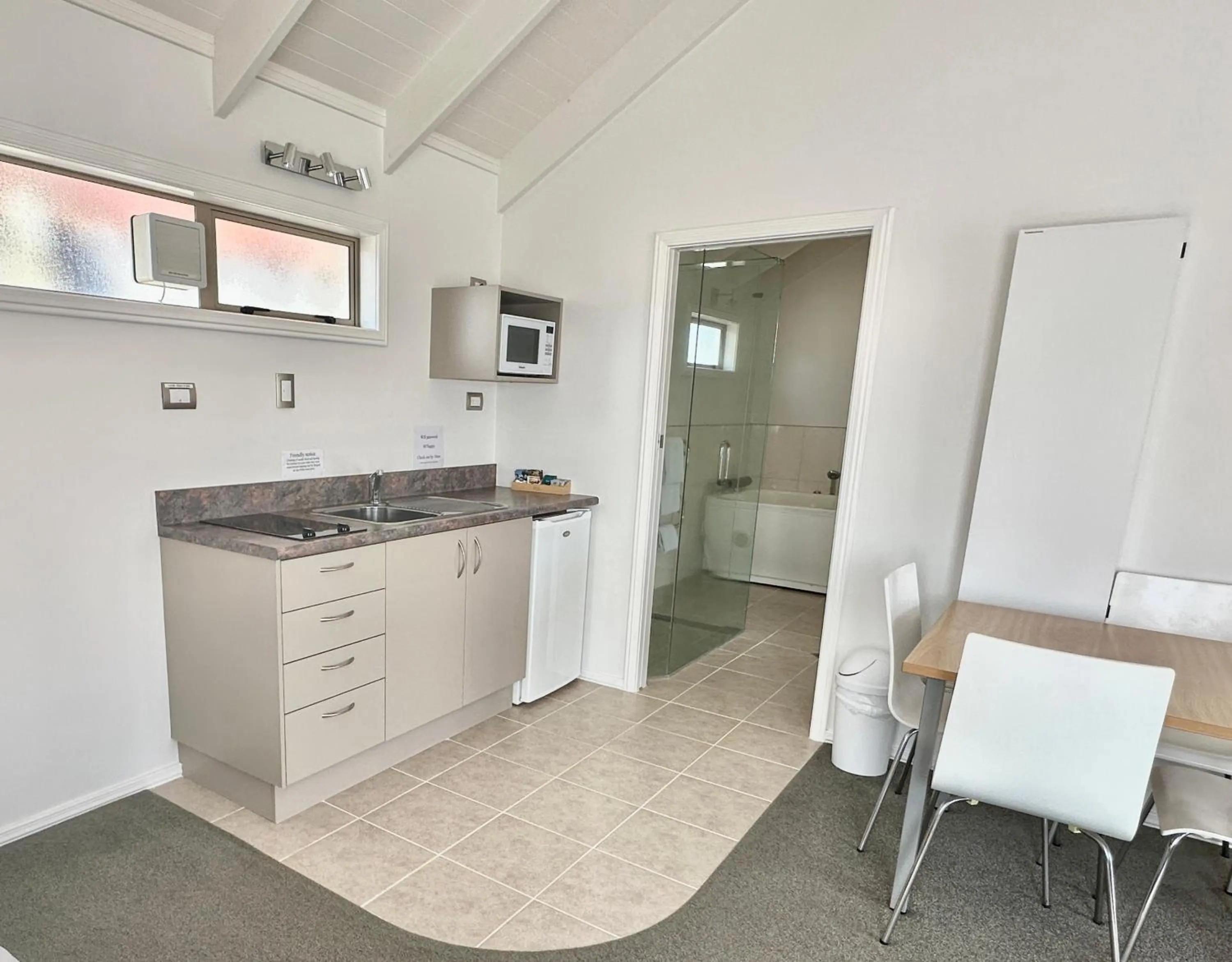 Kitchen or kitchenette in The Olive Motel