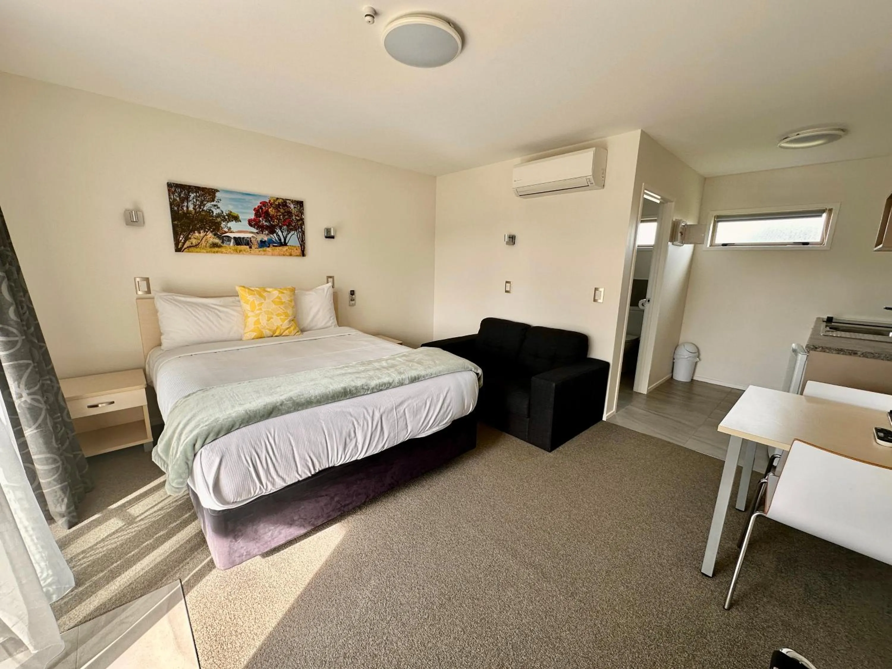 Bedroom, Bed in The Olive Motel