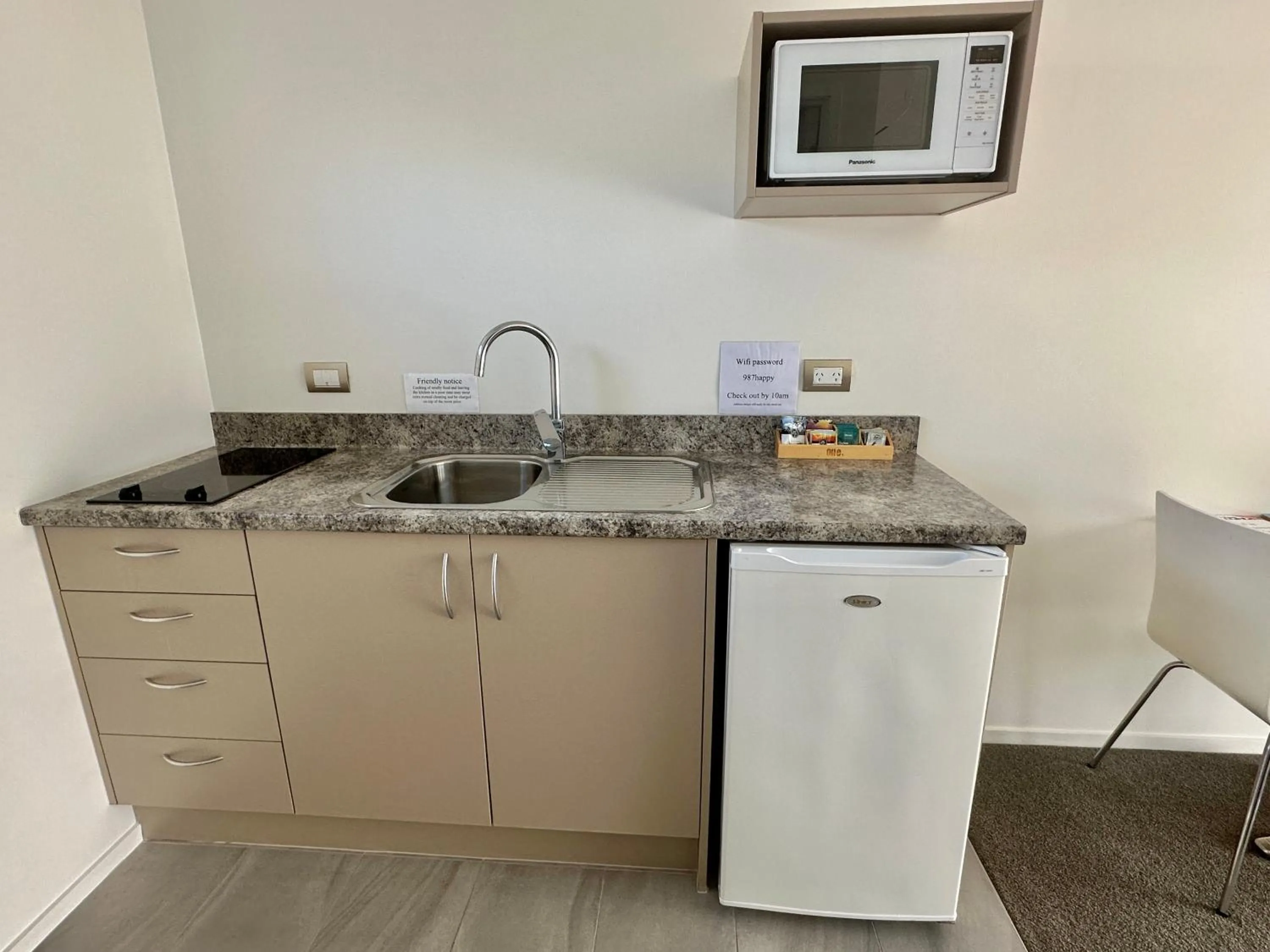 Kitchen or kitchenette in The Olive Motel