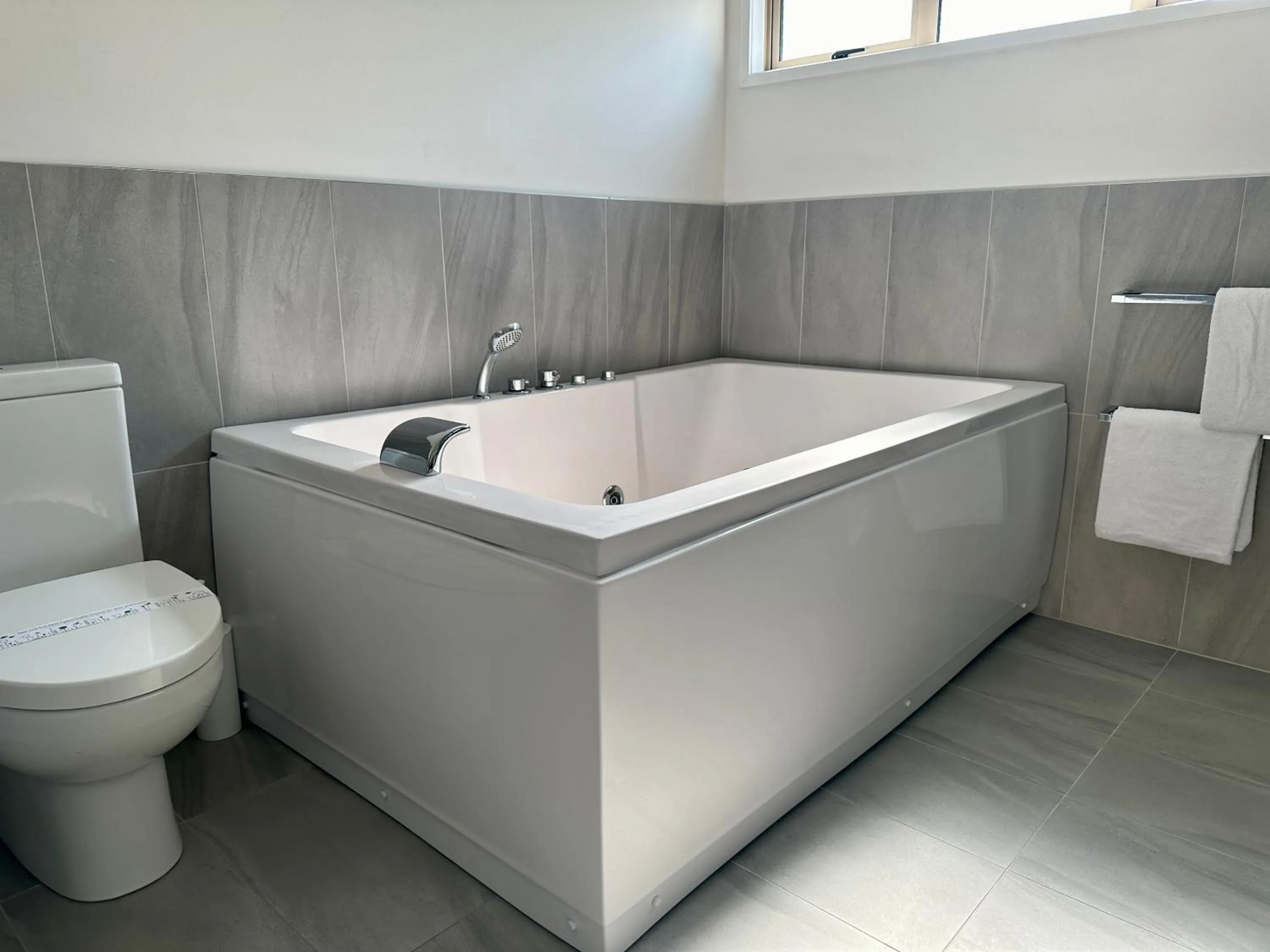 Hot Tub in The Olive Motel