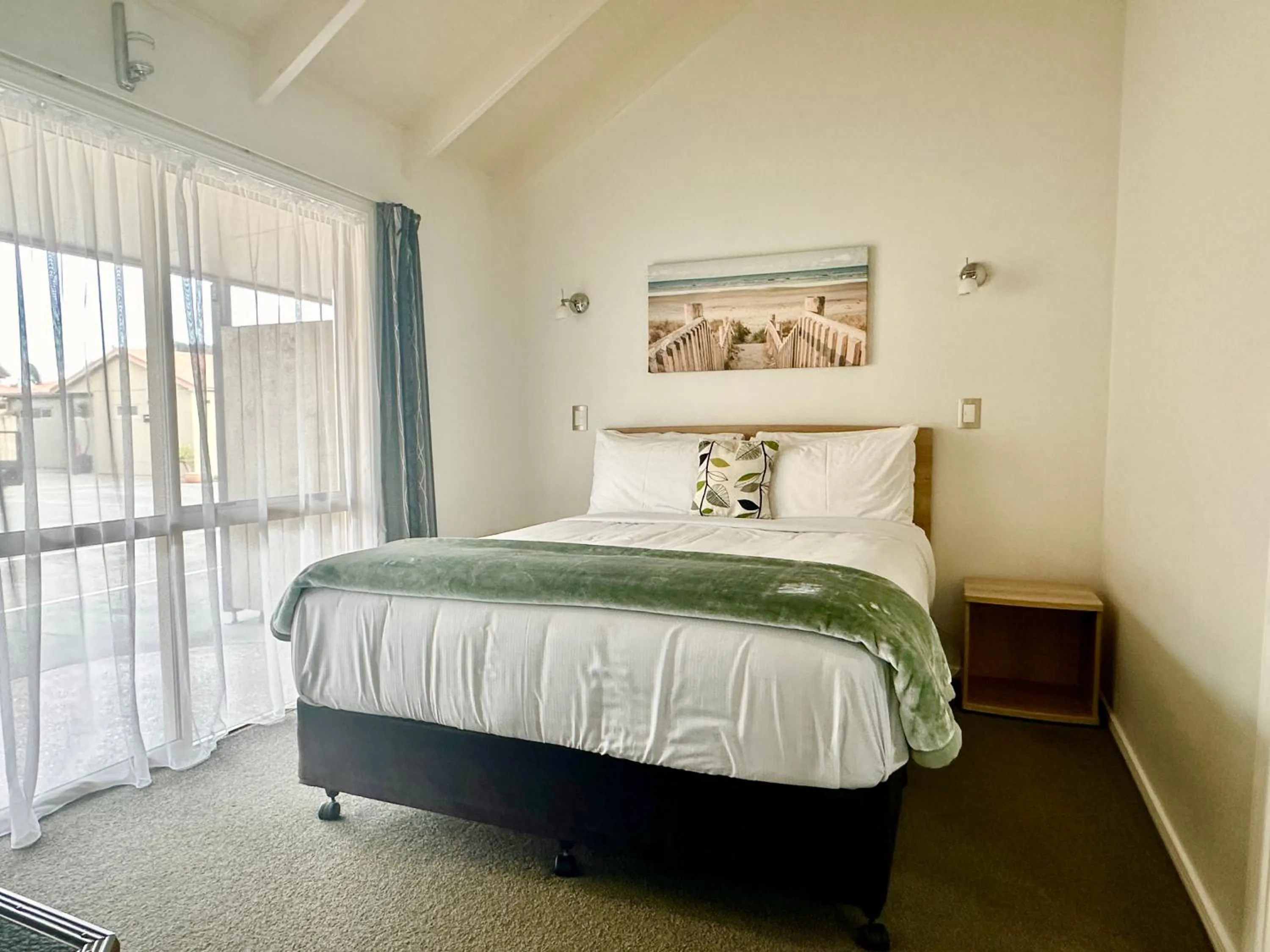 Bedroom, Bed in The Olive Motel